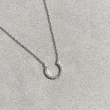 Chaîne Demi-Lune Éclat – Argent Rhodié & Pierres Brillantes