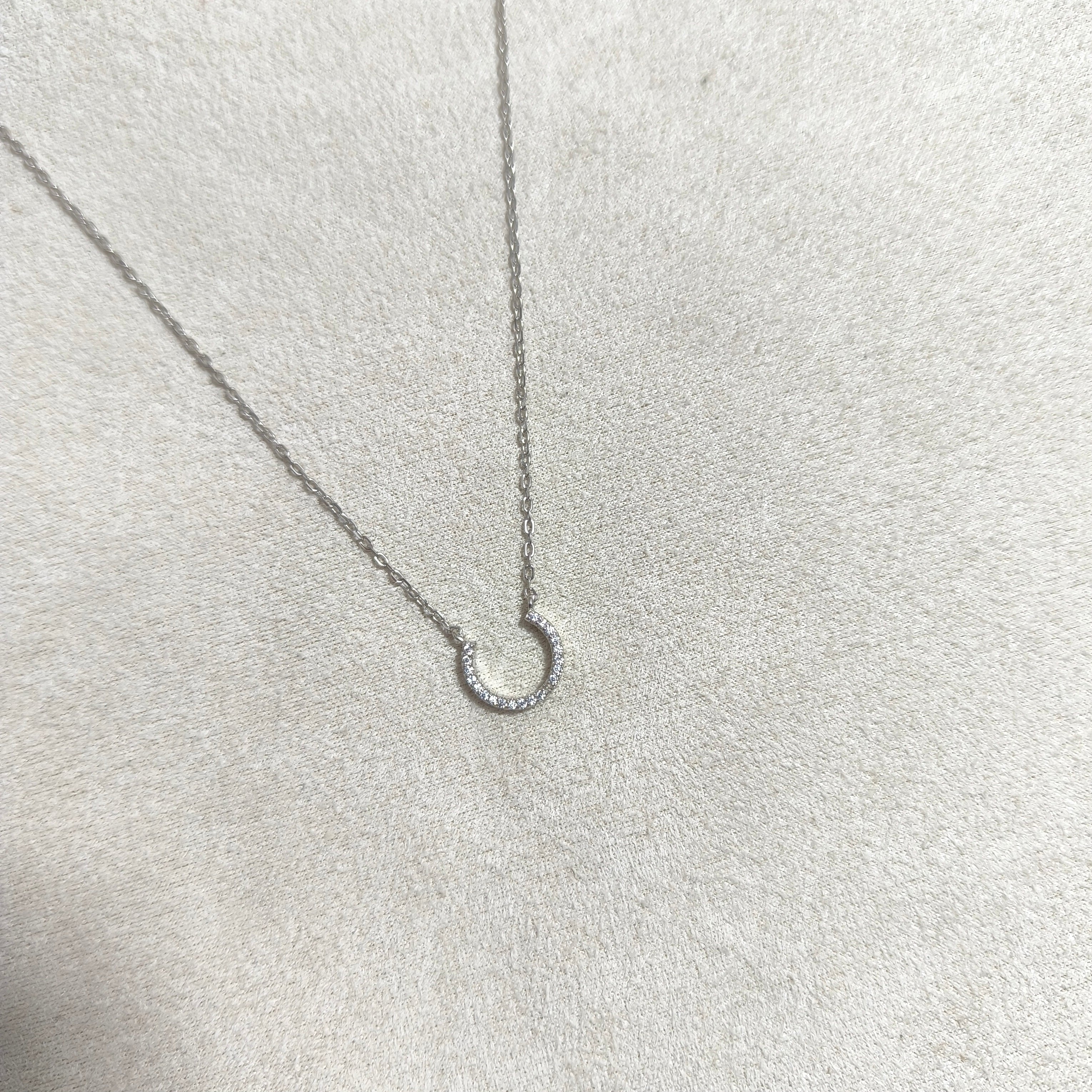 Chaîne Demi-Lune Éclat – Argent Rhodié & Pierres Brillantes