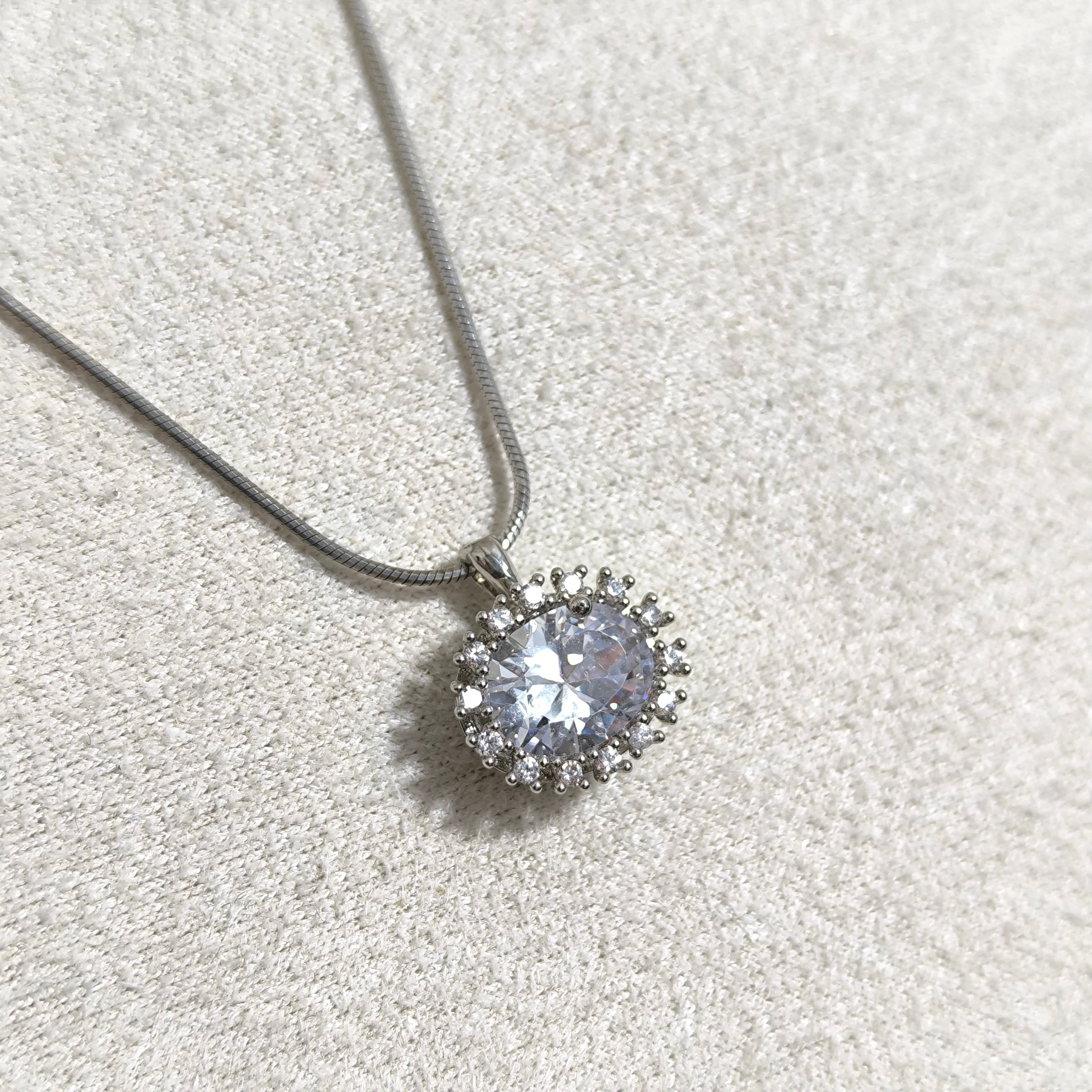 Chaîne Soleil Cristal – Argent Rhodié & Pierres Brillantes