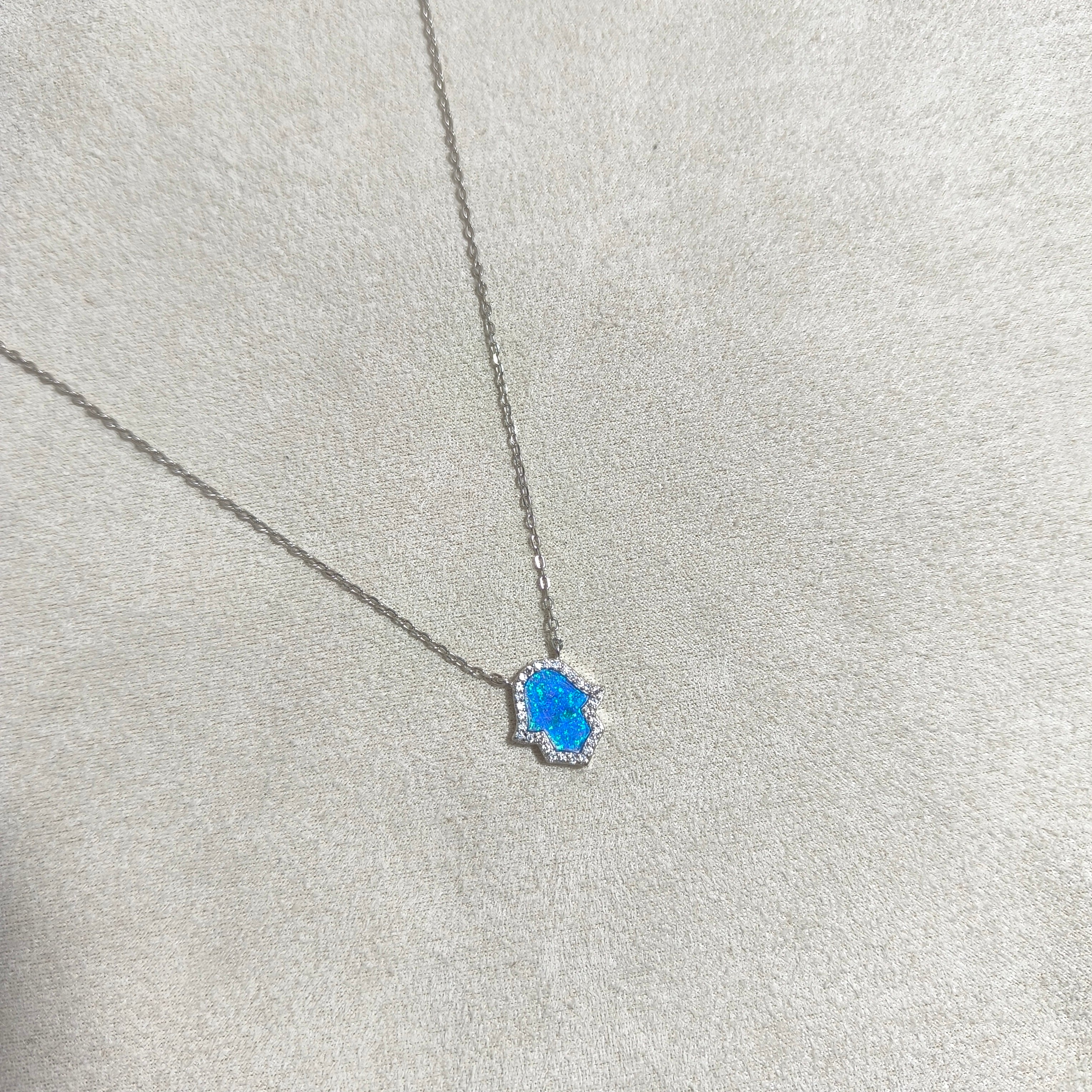 Chaîne Main de Fatma – Argent Rhodié & Opale Bleue Scintillante