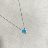 Chaîne Main de Fatma – Argent Rhodié & Opale Bleue Scintillante