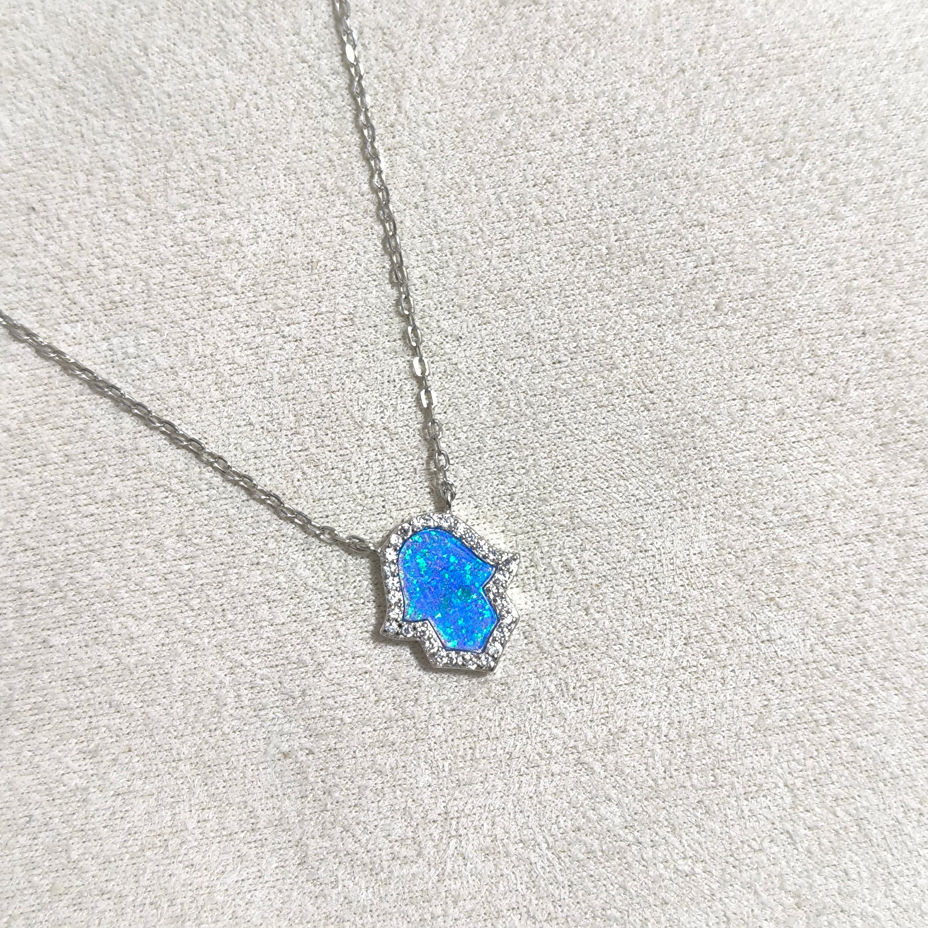 Chaîne Main de Fatma – Argent Rhodié & Opale Bleue Scintillante