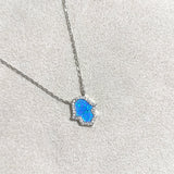 Chaîne Main de Fatma – Argent Rhodié & Opale Bleue Scintillante