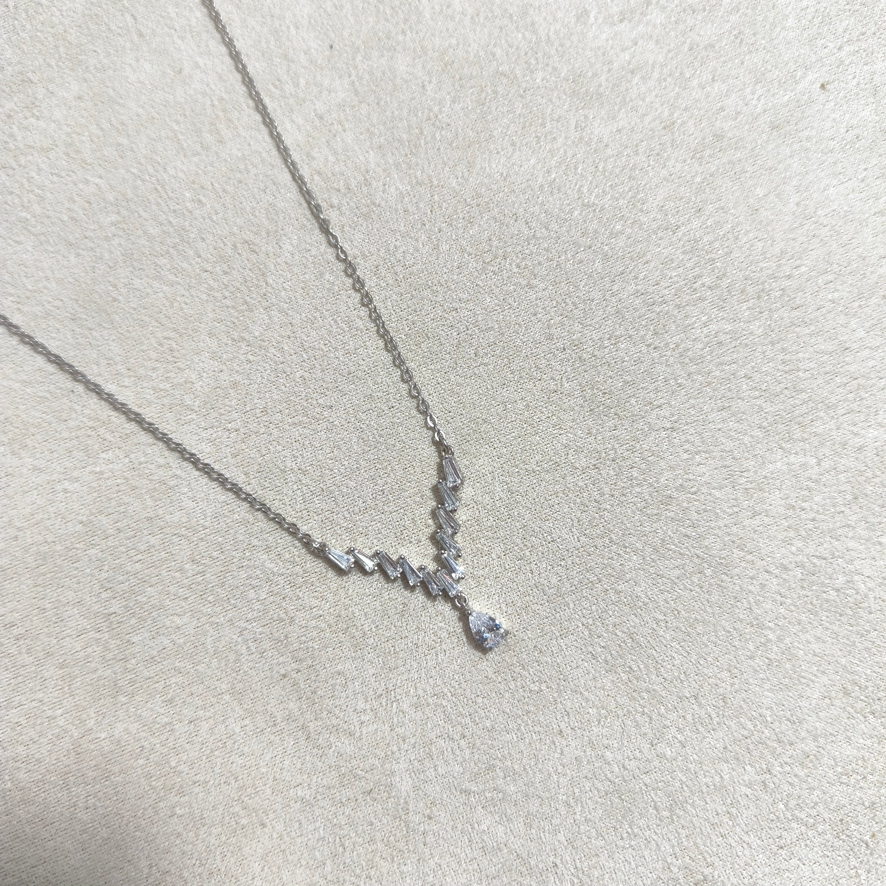 Chaîne Élégance V – Argent Rhodié & Zircon Goutte Brillant