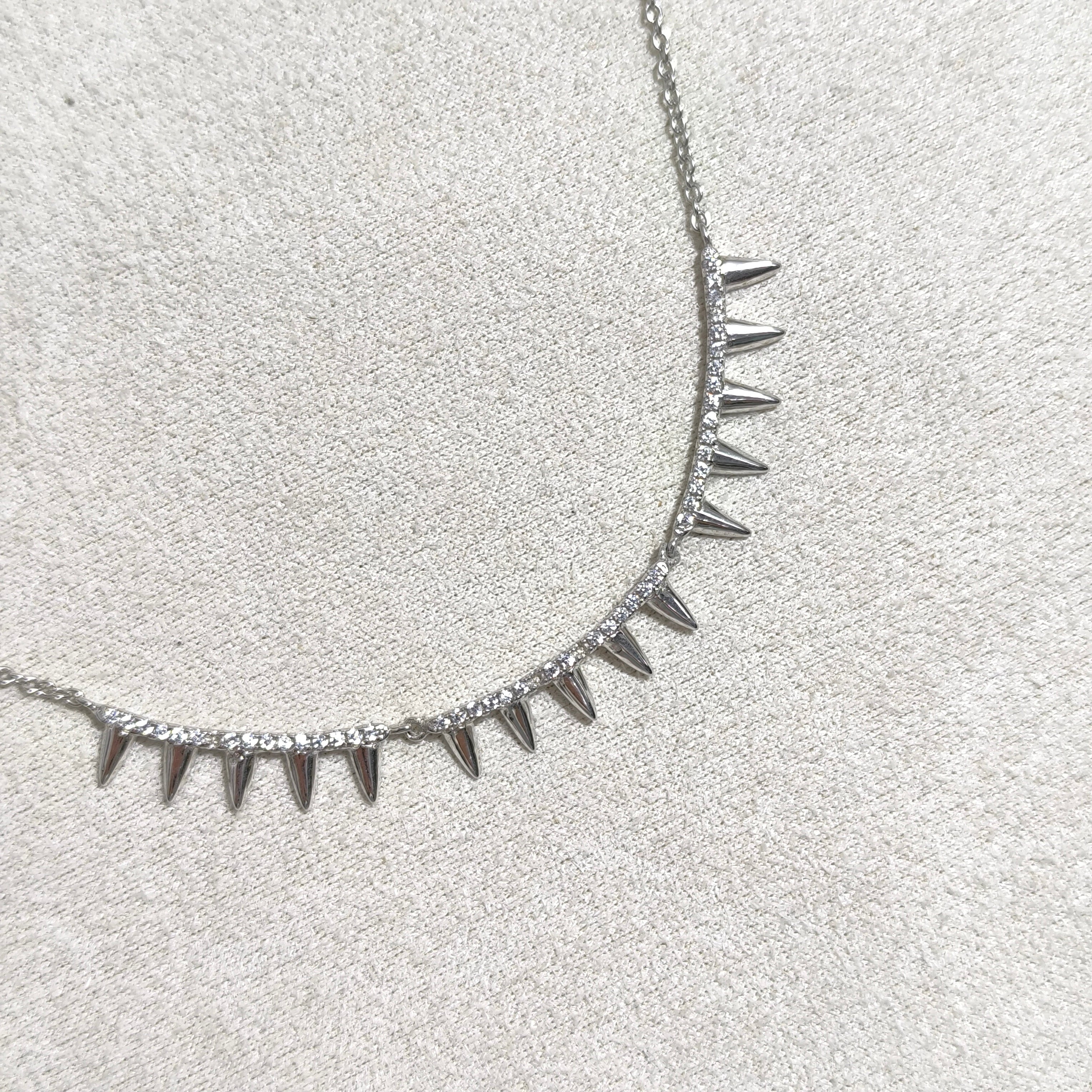 Chaîne Pointes Élégantes – Argent Rhodié au Design Moderne