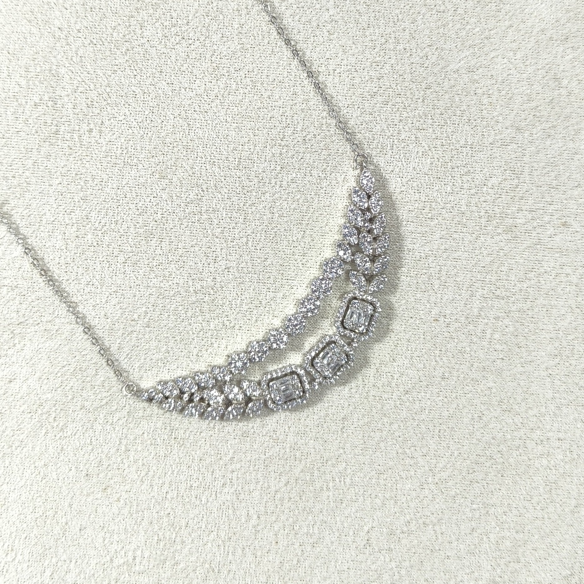 Collier Élégance Argentée – Brillance Intemporelle