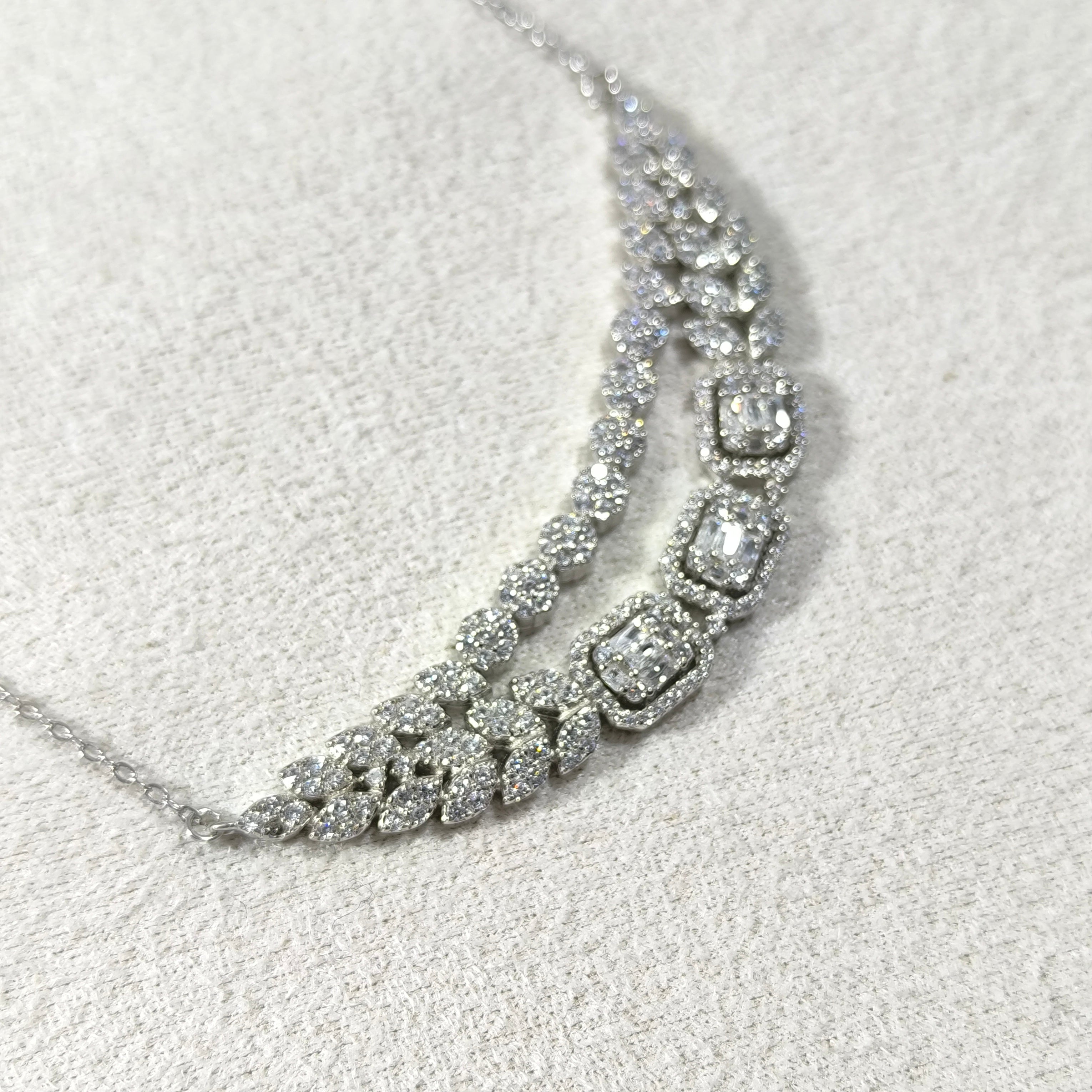 Collier Élégance Argentée – Brillance Intemporelle