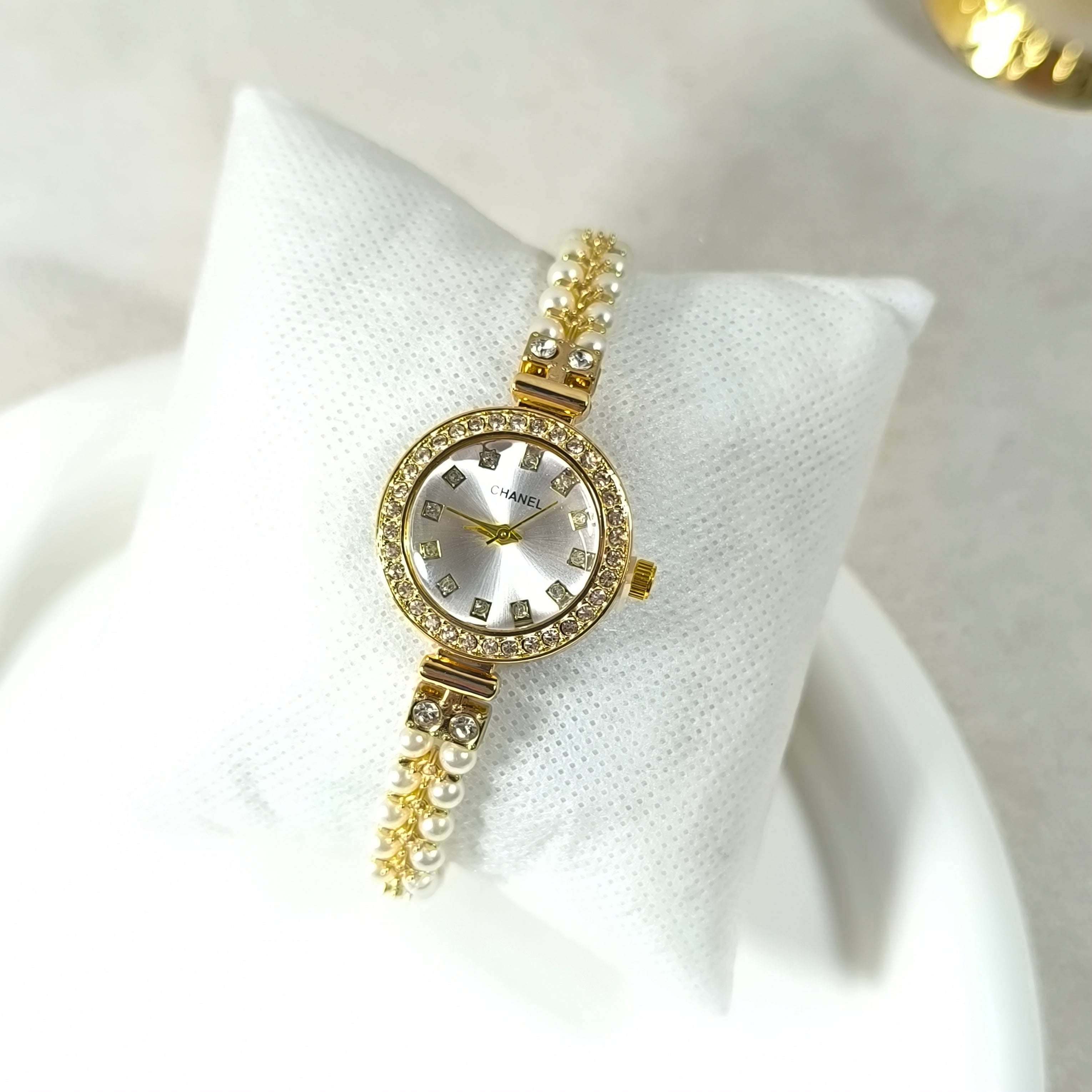 Montre Femme Luxe Dorée à Perles – Cadran Cristaux Élégant