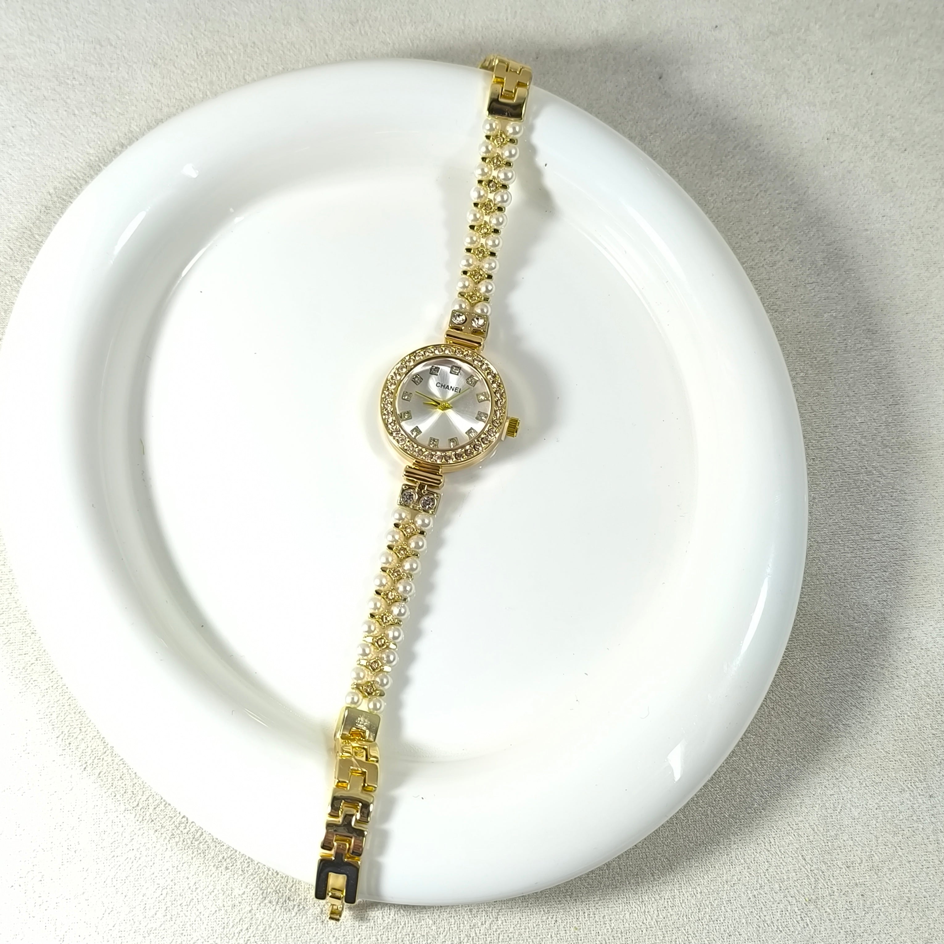 Montre Femme Luxe Dorée à Perles – Cadran Cristaux Élégant