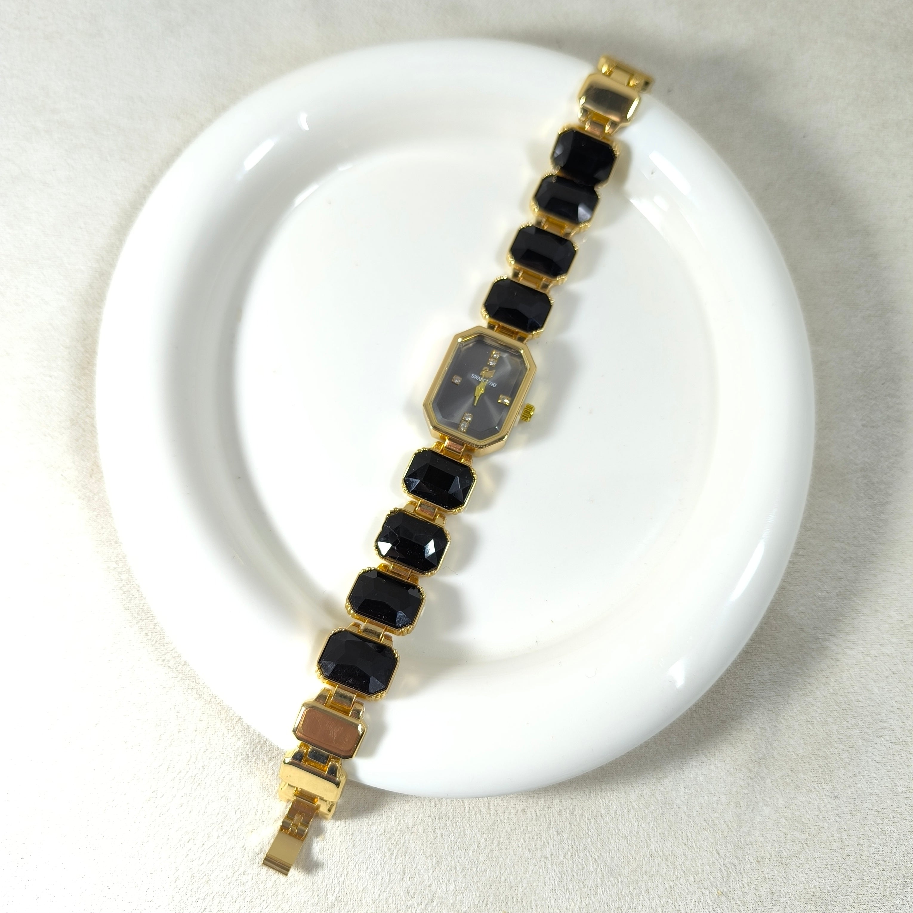 Montre Femme Bijou Dorée à Pierres Élégantes – Cadran Octogonal Chic