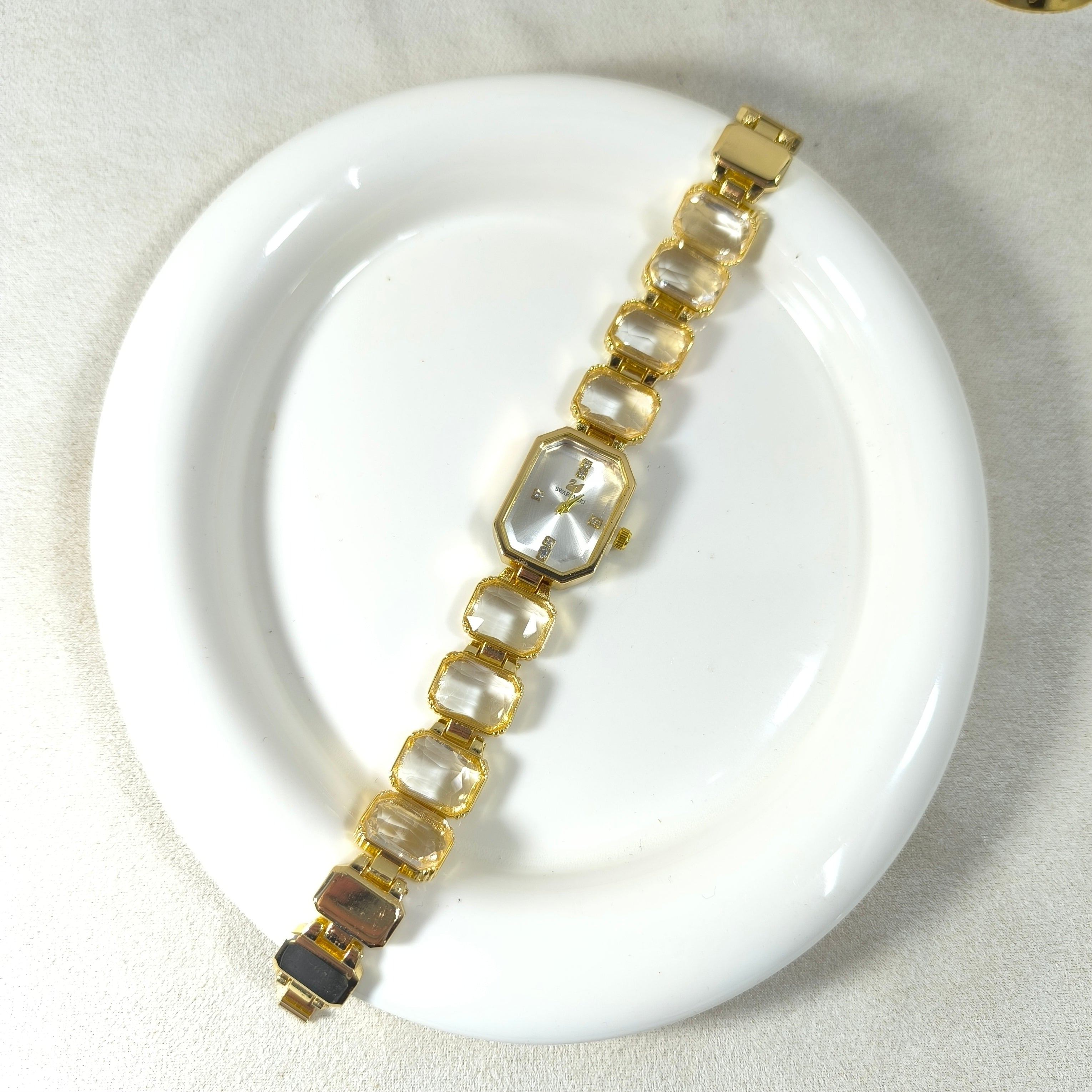 Montre Femme Bijou Dorée à Pierres Élégantes – Cadran Octogonal Chic