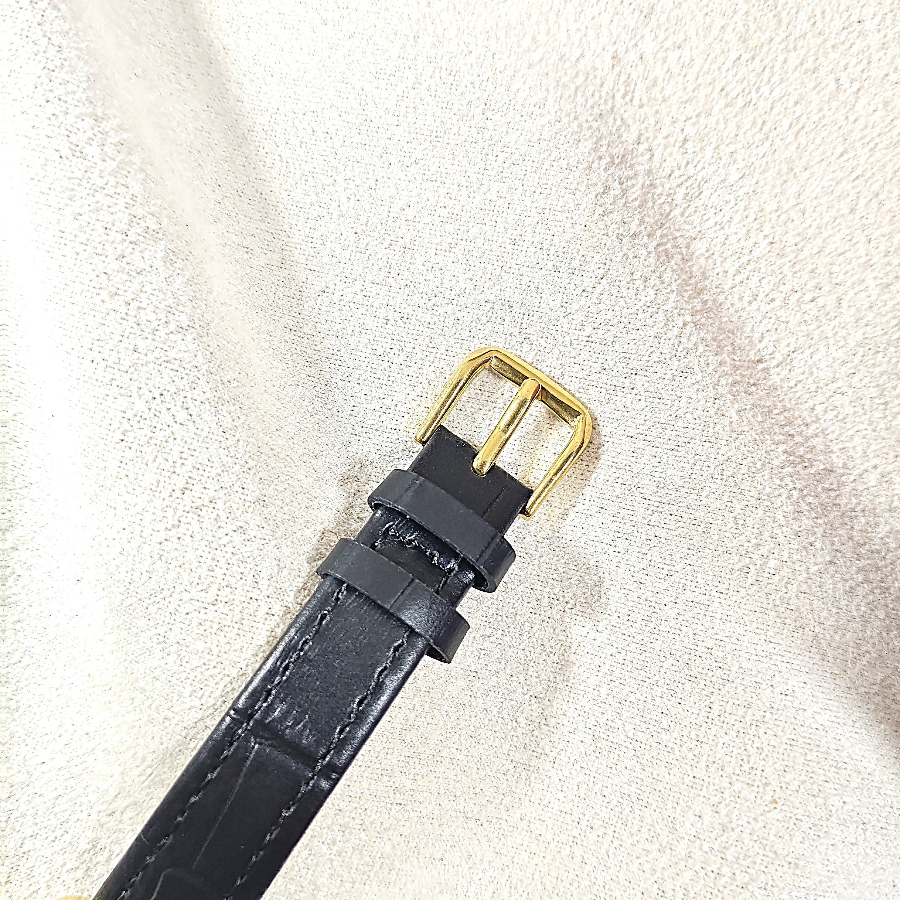 Montre Femme IEKE – Élégance Rectangulaire Classique