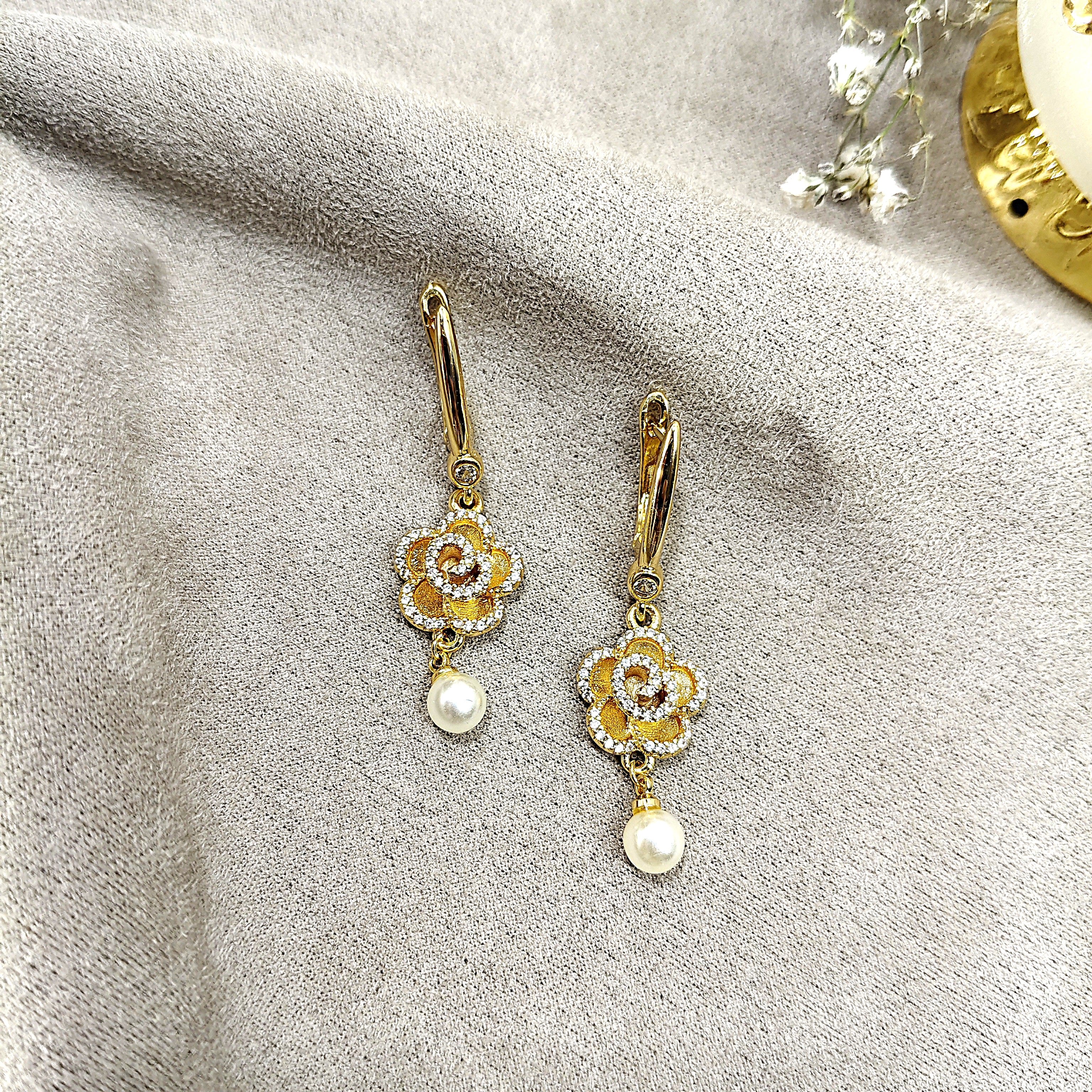 Boucles d’Oreilles Fleur Perle en Plaqué Or