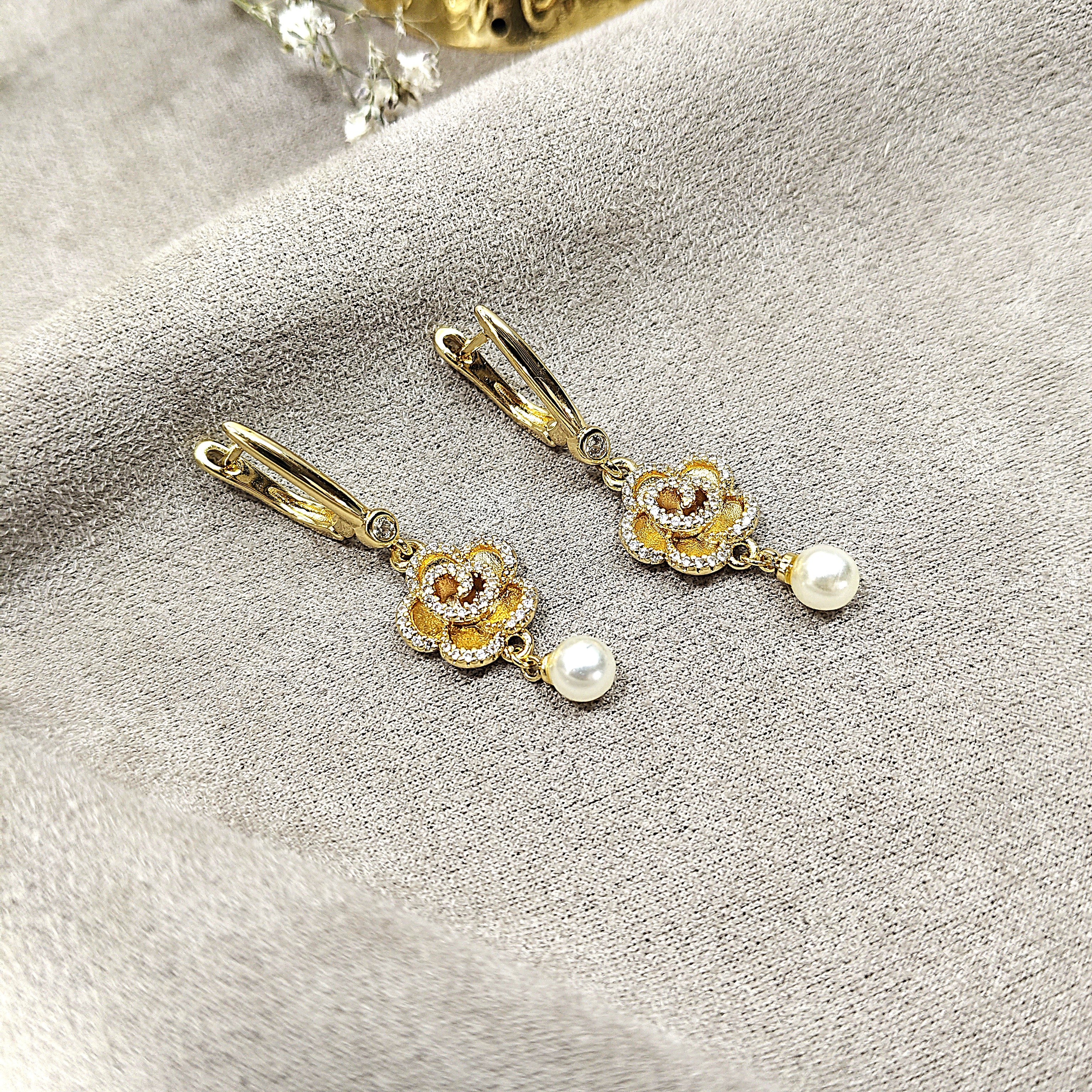 Boucles d’Oreilles Fleur Perle en Plaqué Or