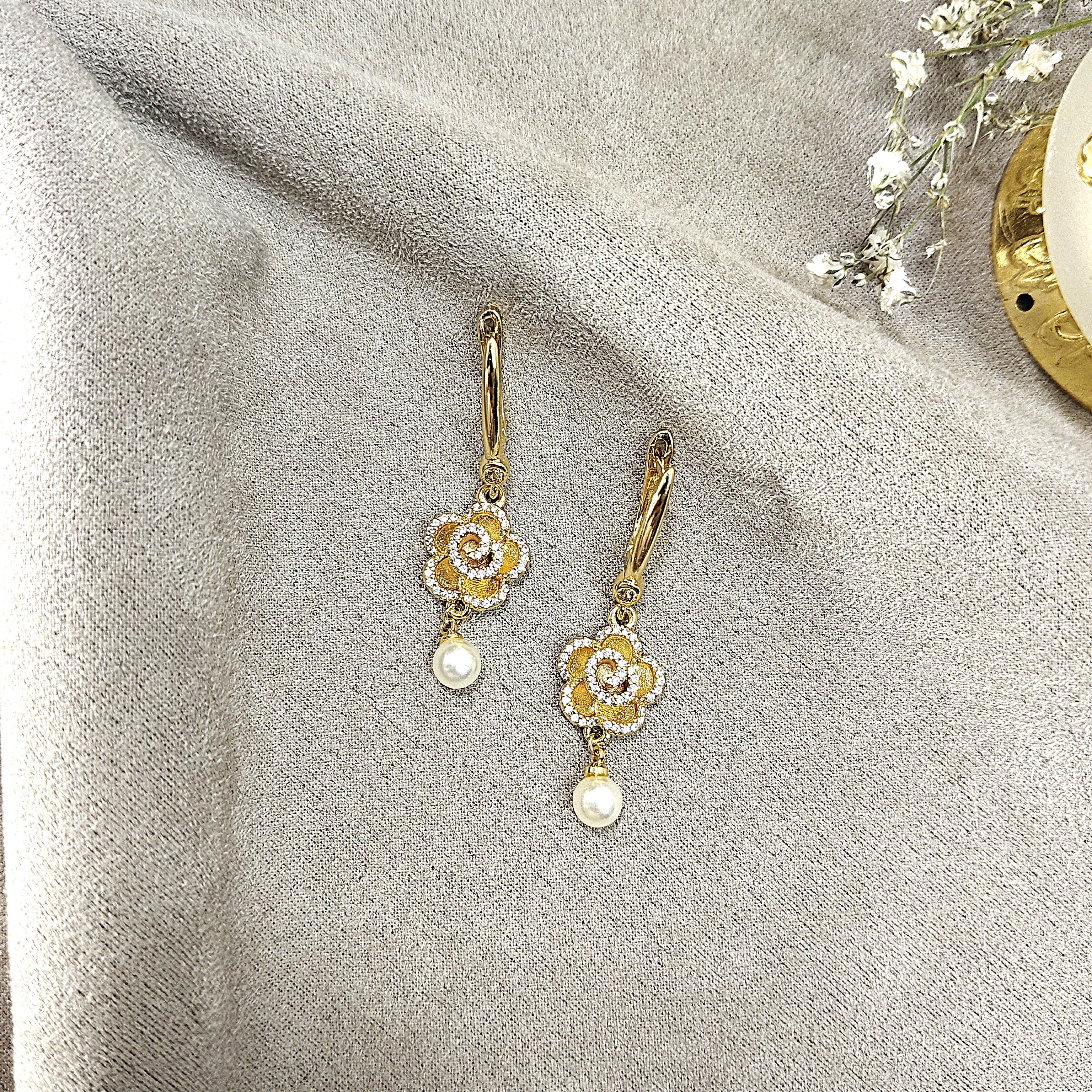 Boucles d’Oreilles Fleur Perle en Plaqué Or