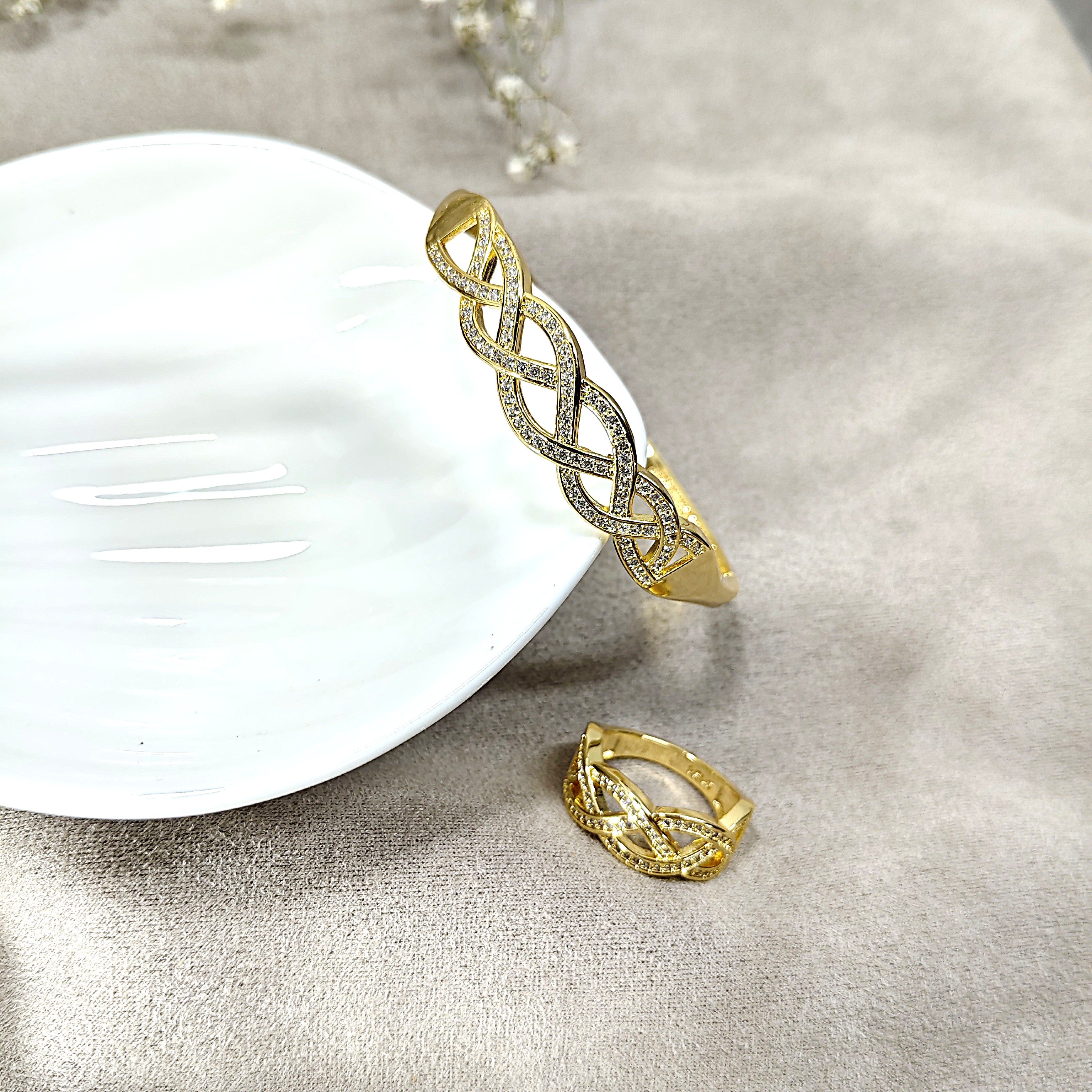 Parure Tressée Prestige en Plaqué Or – Bague & Bracelet Sertis d’Éclats Brillants