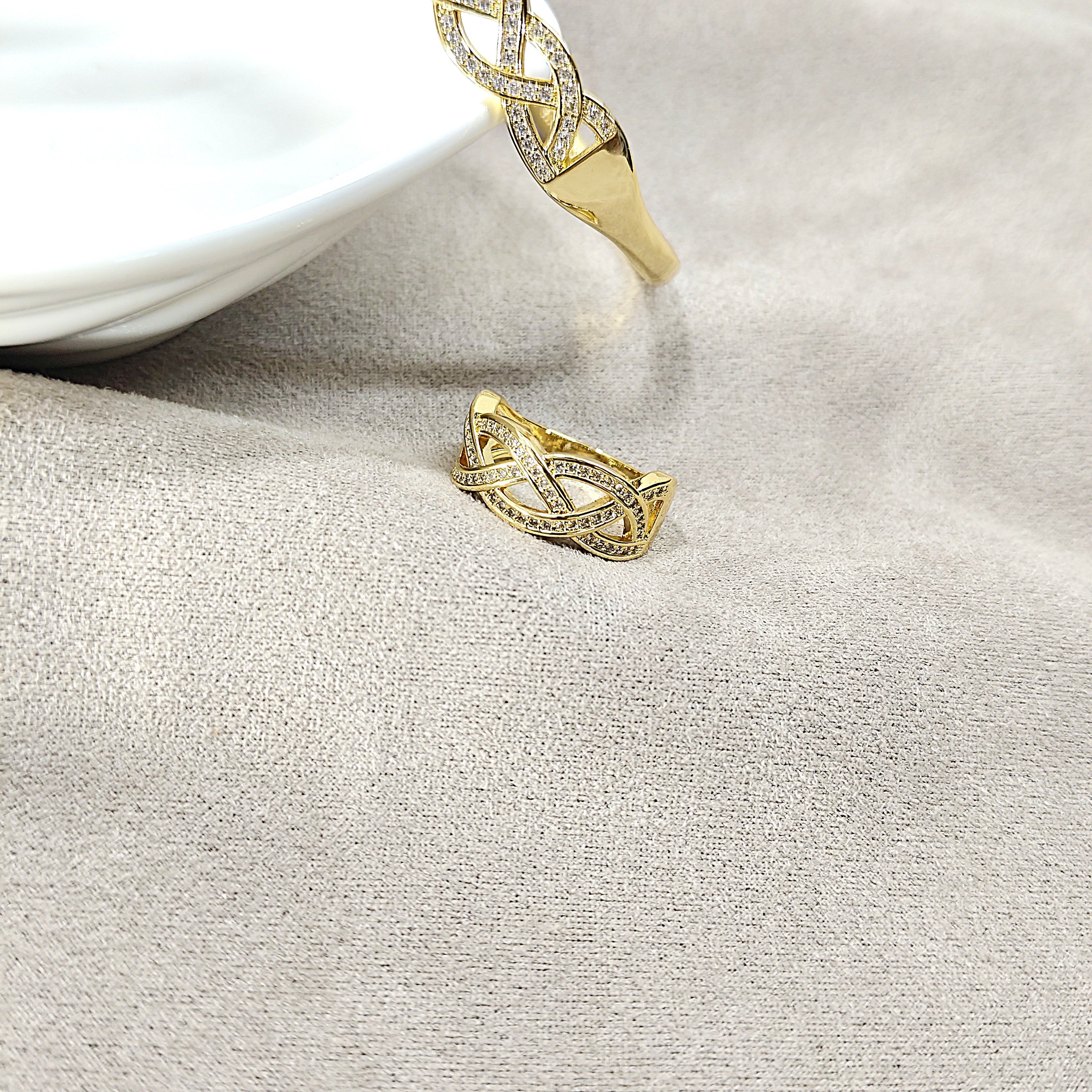 Parure Tressée Prestige en Plaqué Or – Bague & Bracelet Sertis d’Éclats Brillants