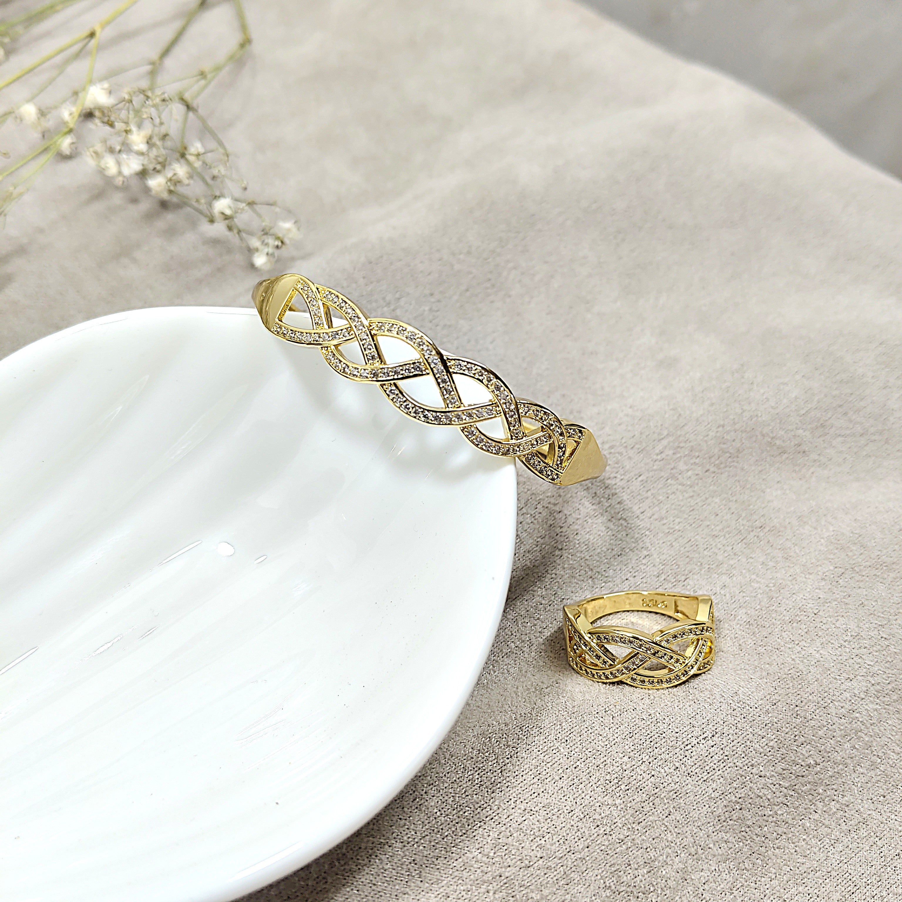 Parure Tressée Prestige en Plaqué Or – Bague & Bracelet Sertis d’Éclats Brillants