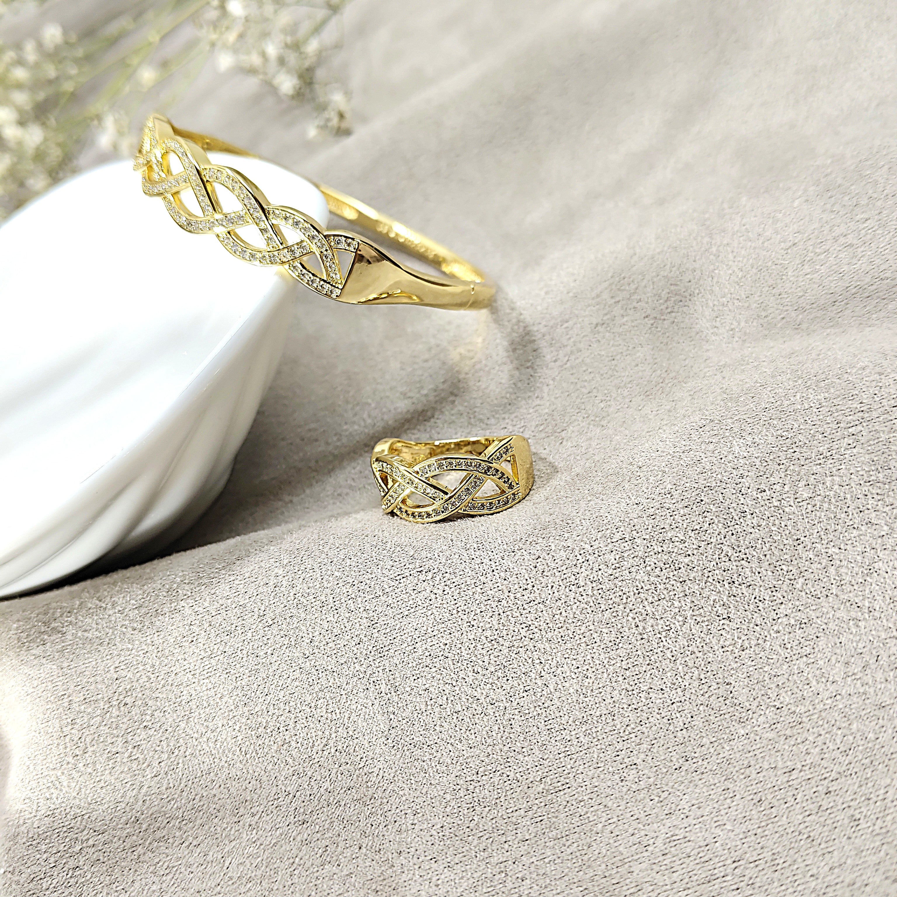 Parure Tressée Prestige en Plaqué Or – Bague & Bracelet Sertis d’Éclats Brillants