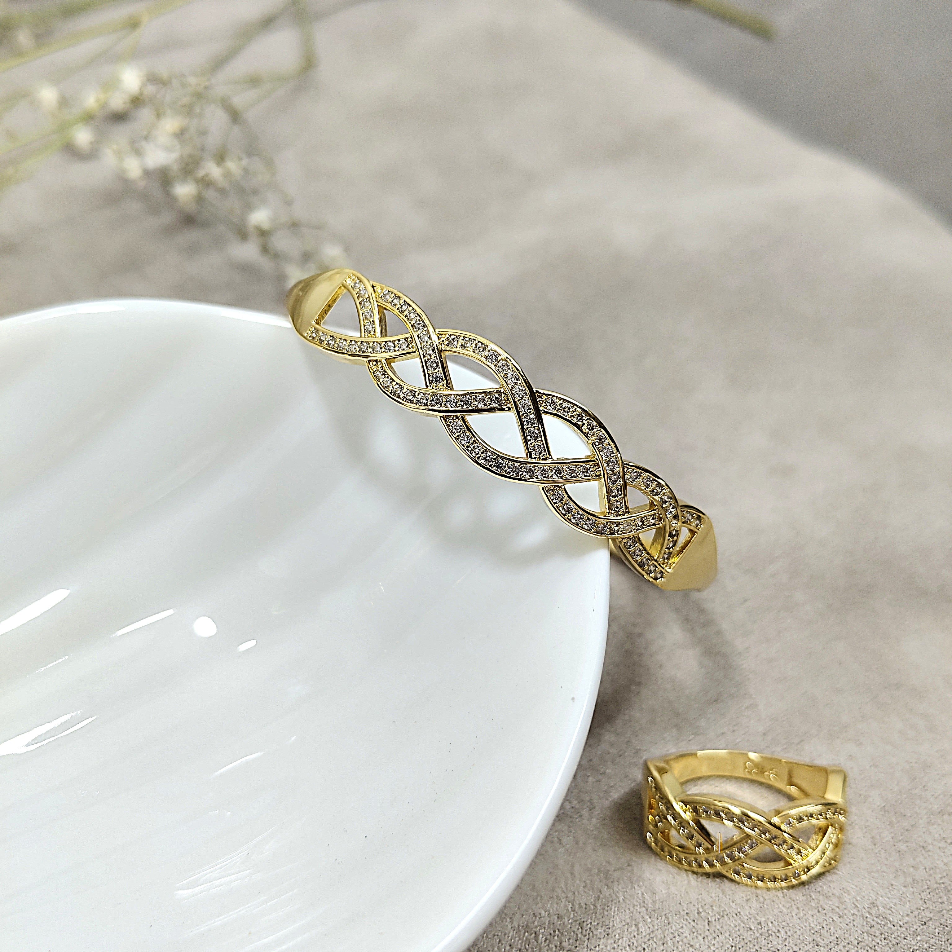 Parure Tressée Prestige en Plaqué Or – Bague & Bracelet Sertis d’Éclats Brillants