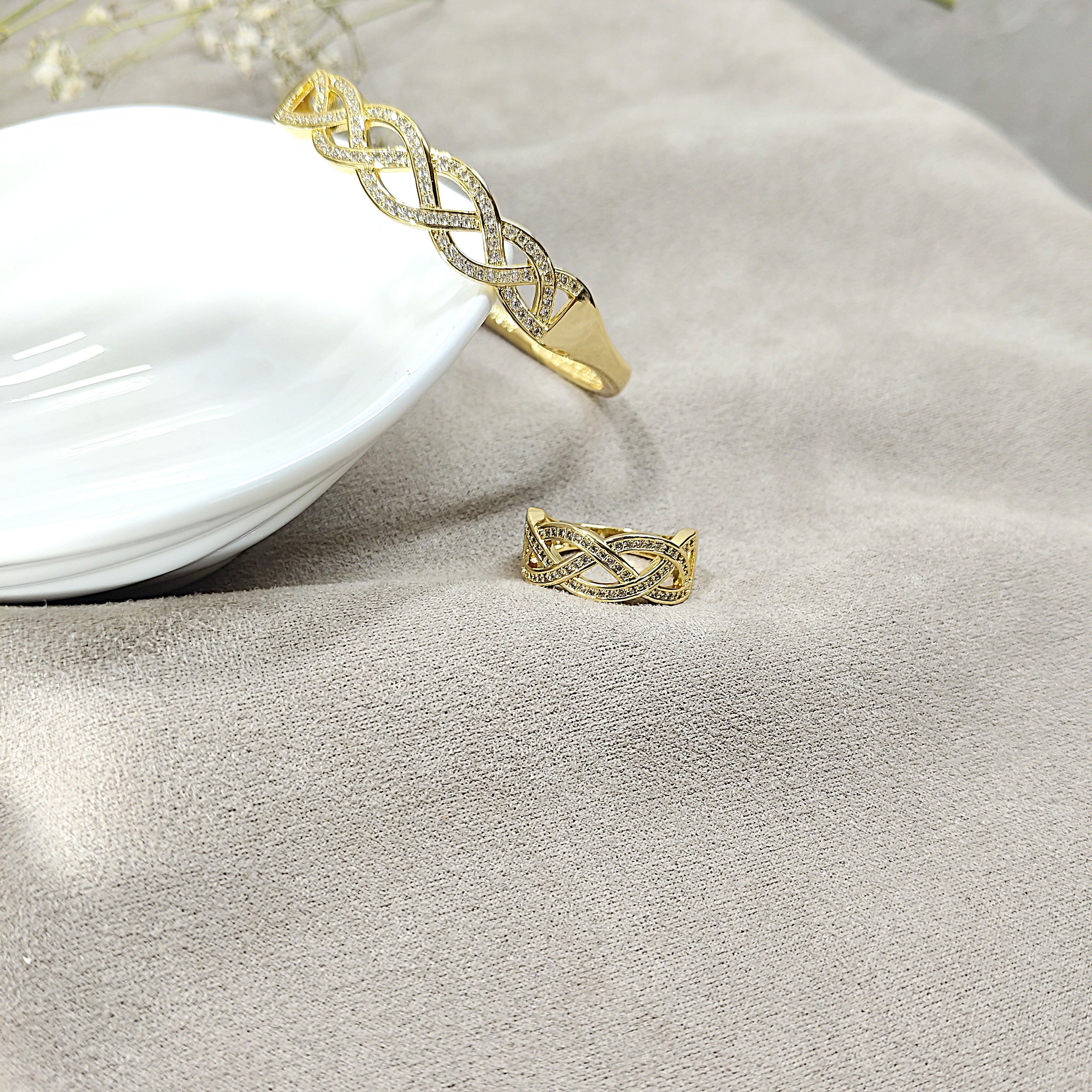 Parure Tressée Prestige en Plaqué Or – Bague & Bracelet Sertis d’Éclats Brillants