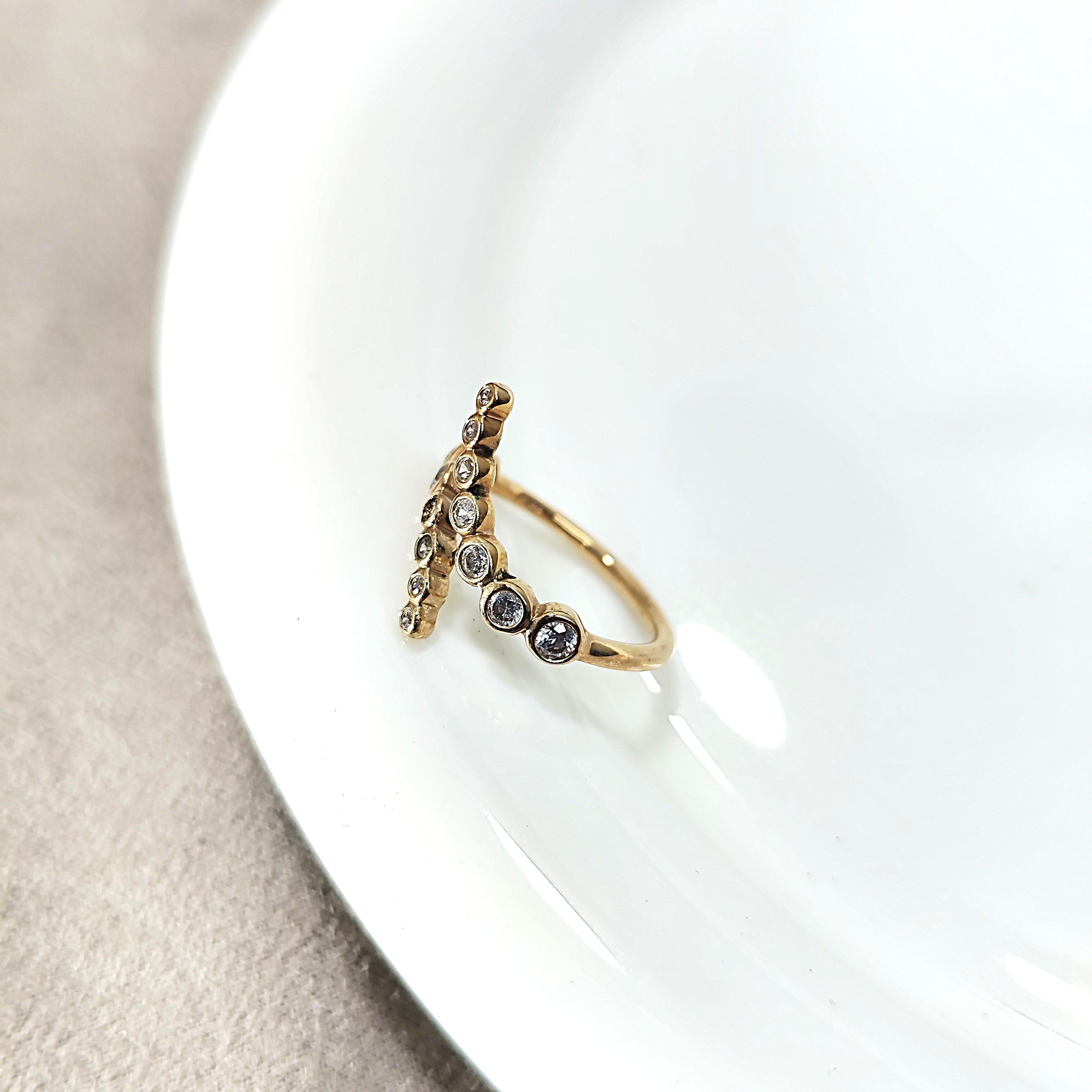 Bague Croisée Éclat – Plaqué Or & Pierres Brillantes (CN)