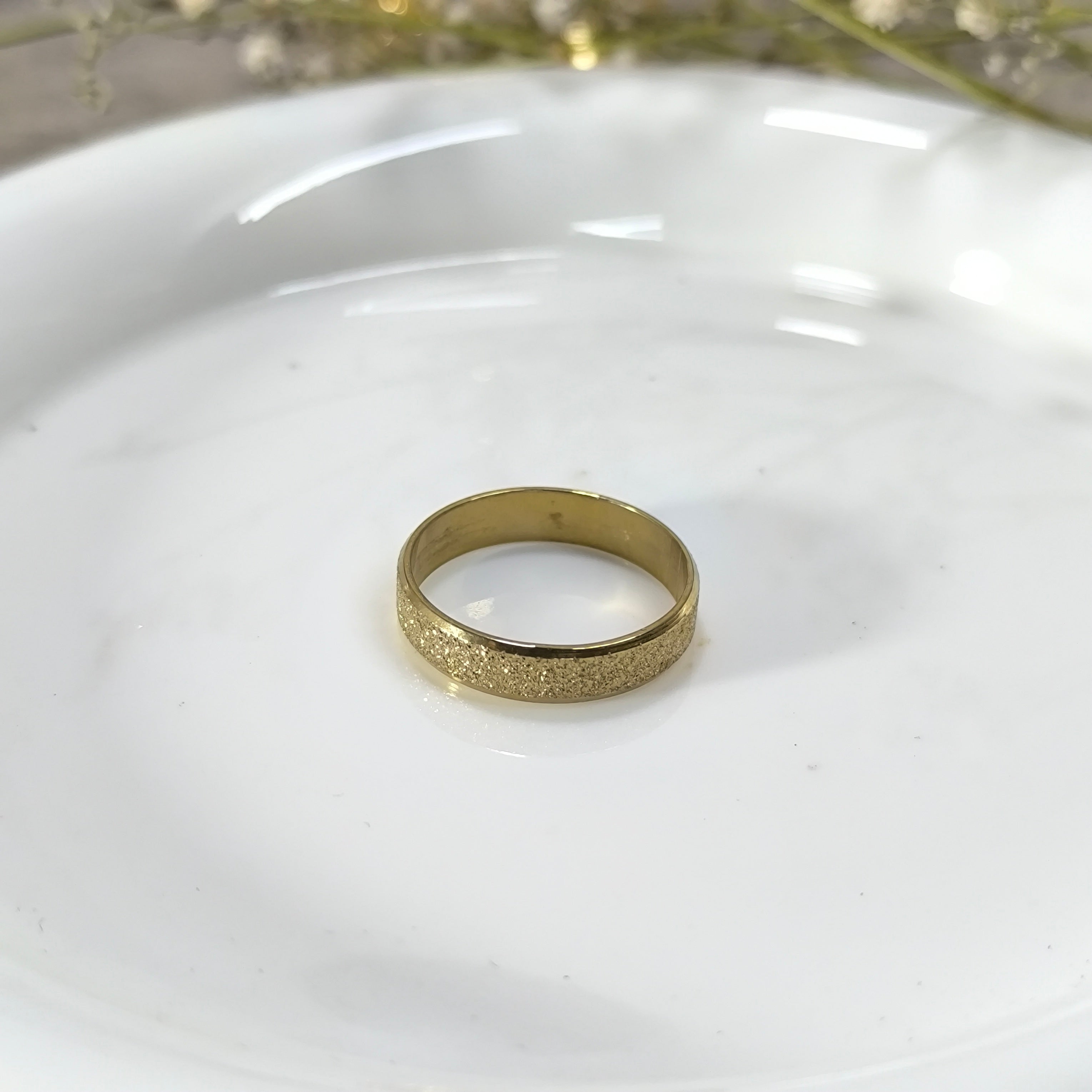 Bague Dorée Élégance Satinée – Finition Pailletée Chic