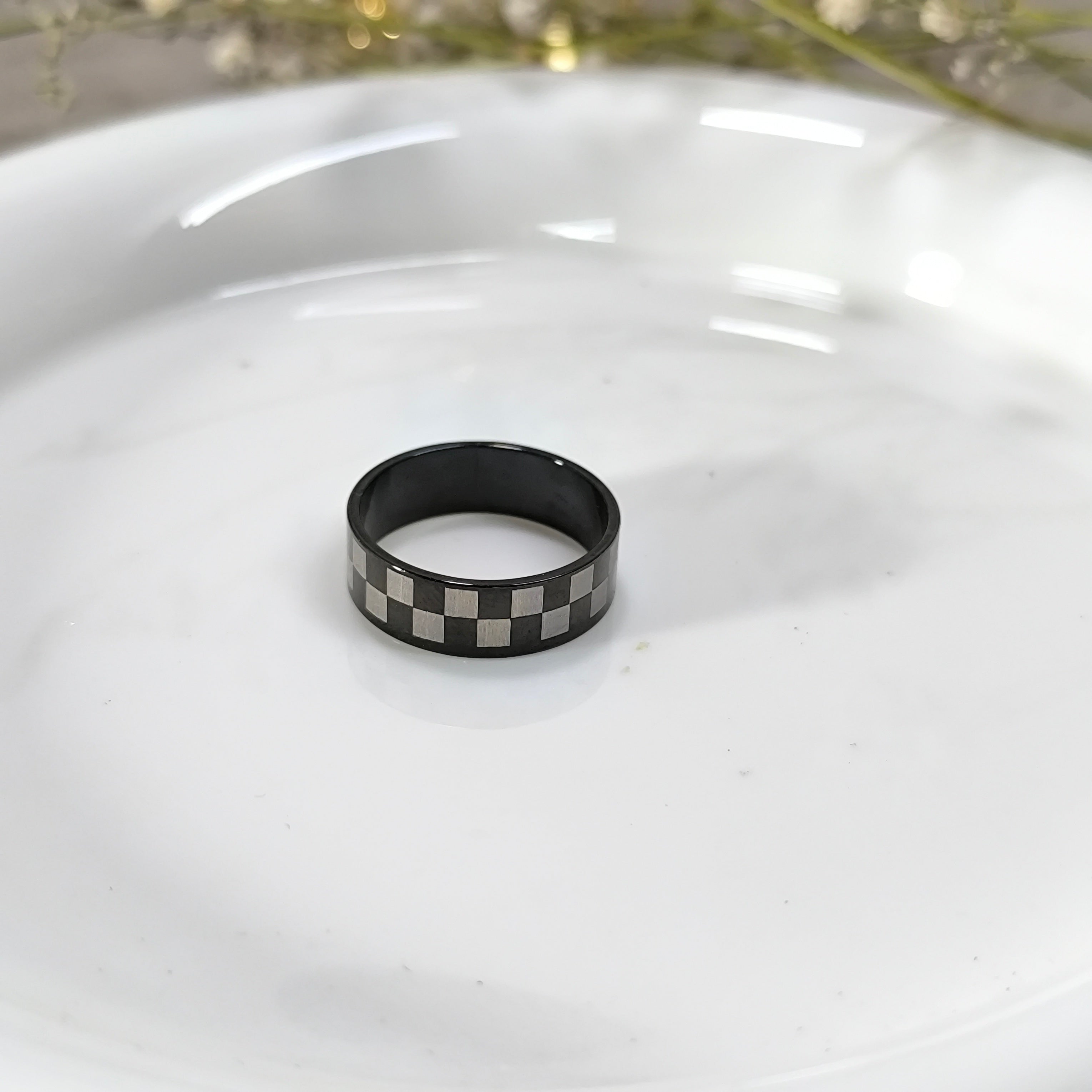 Bague Homme Noir & Acier – Design Damier Moderne