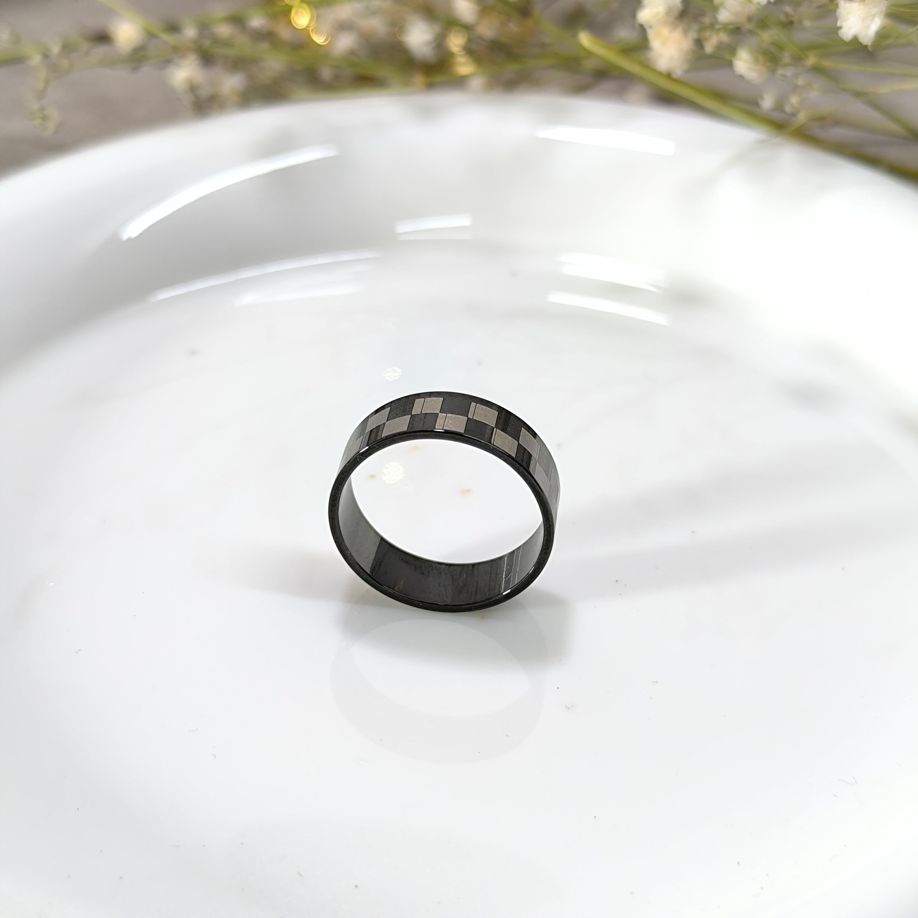 Bague Homme Noir & Acier – Design Damier Moderne