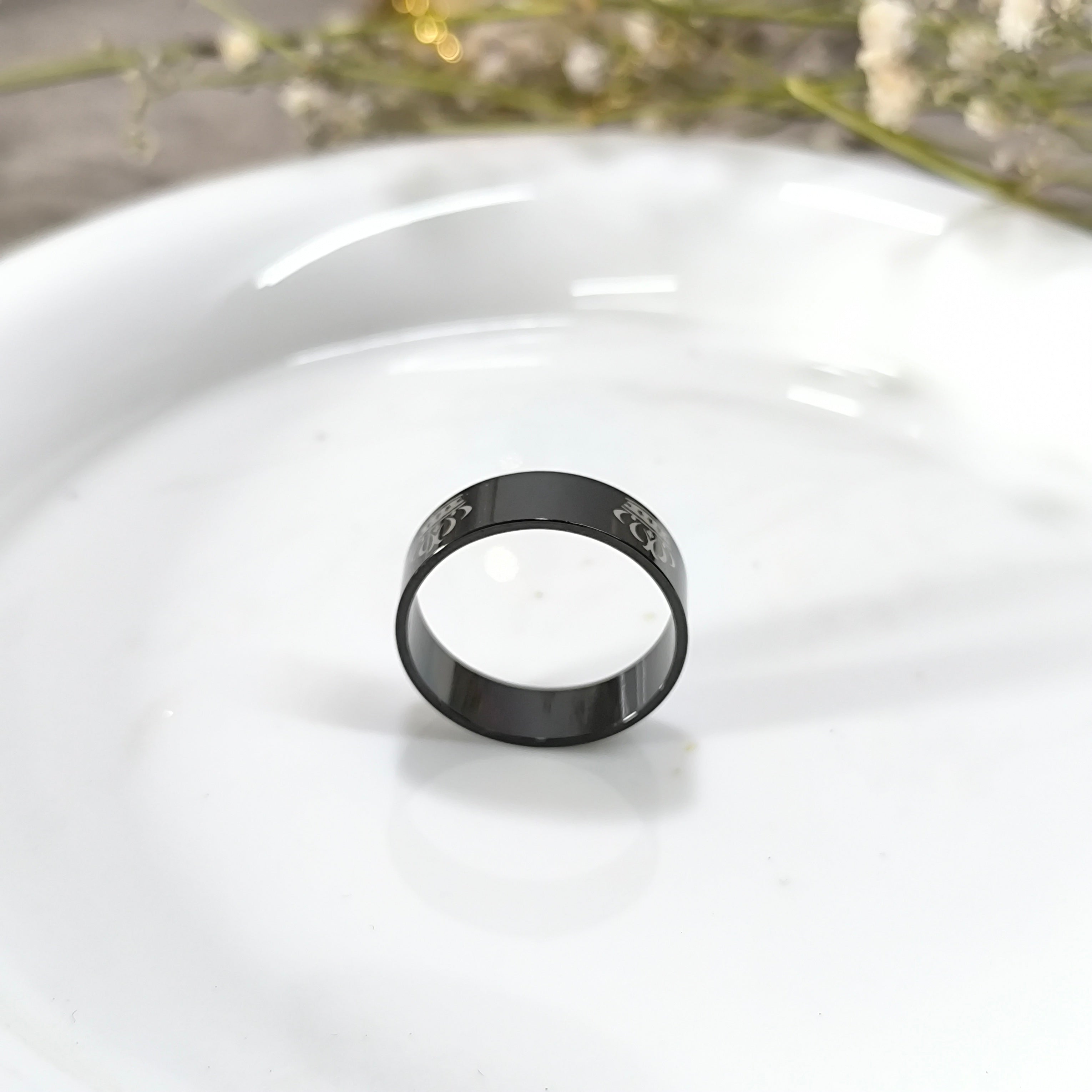 Bague Homme Noir Royal – Couronne Gravée Minimaliste