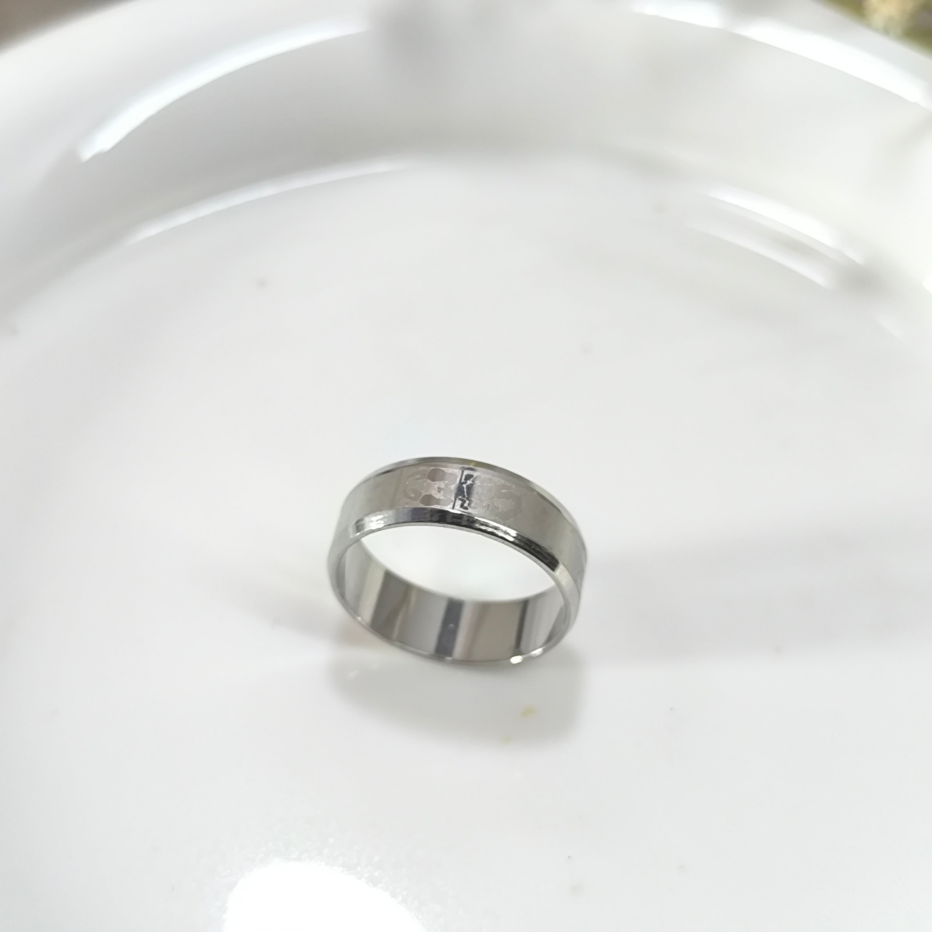 Alliance Argentée Martelée – Style Moderne Minimaliste