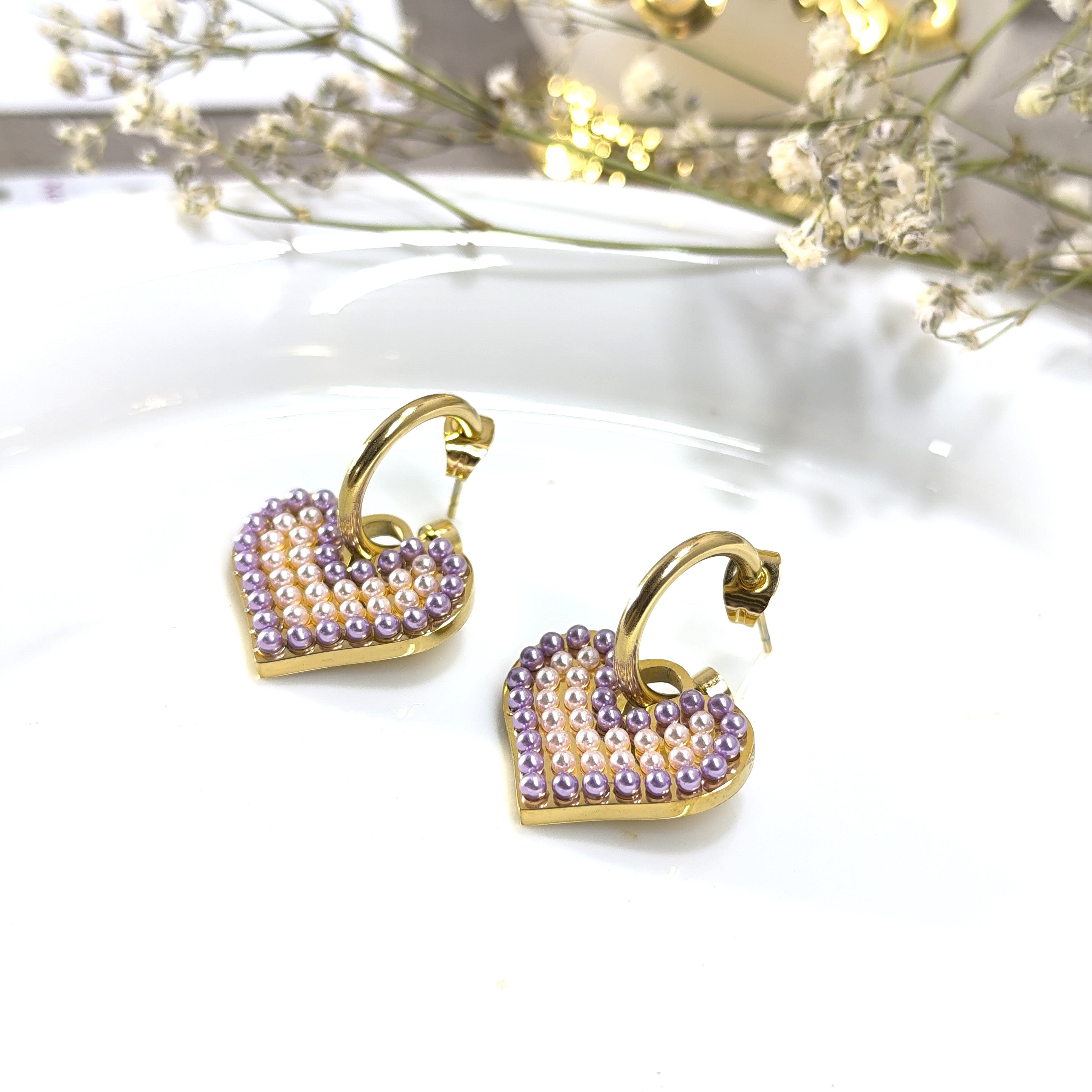 Boucles d’Oreilles Cœur Perlé Violet & Or – Élégance Romantique acier inoxydable