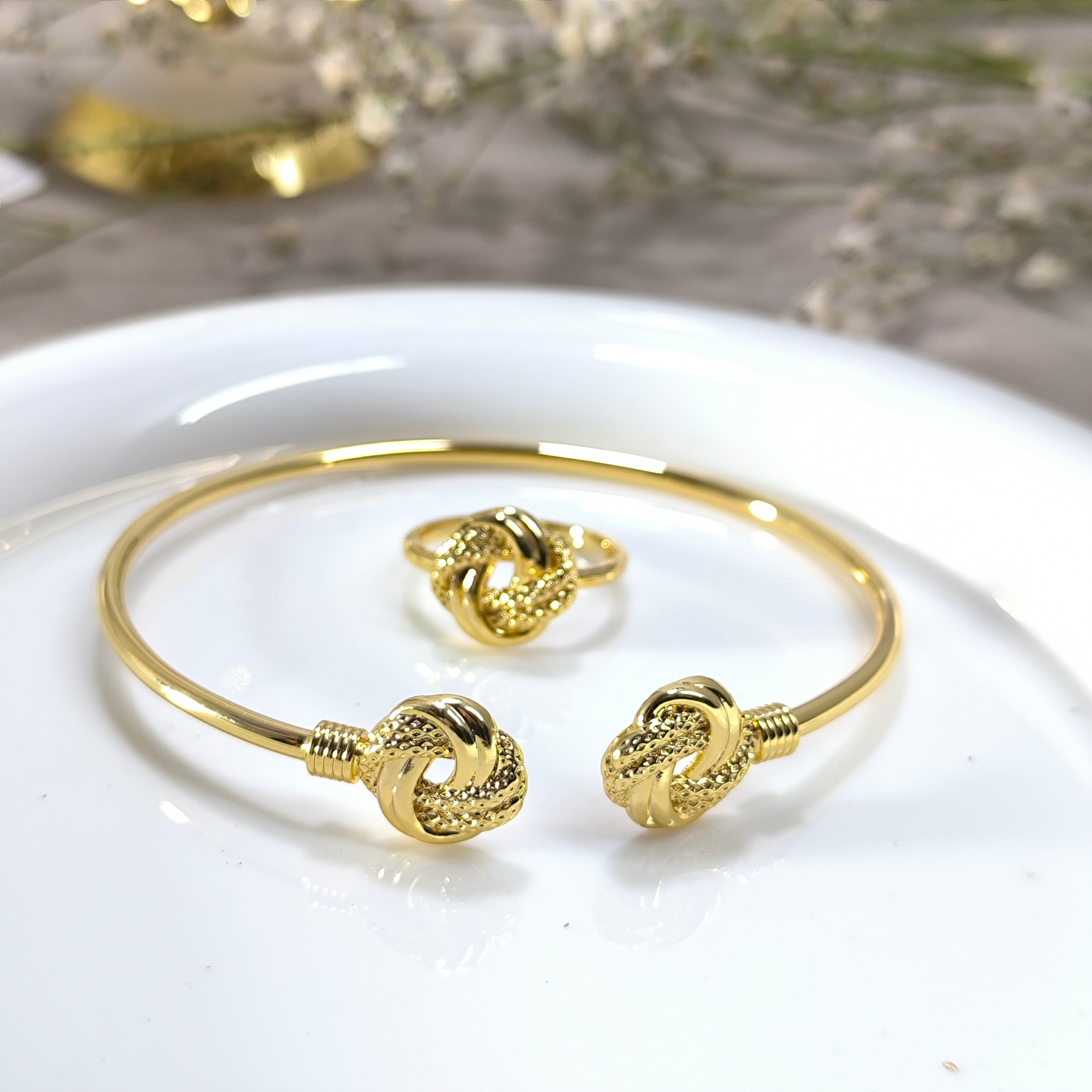 Parure Élégance Dorée – Bracelet Jonc & Bague Nœud Chic