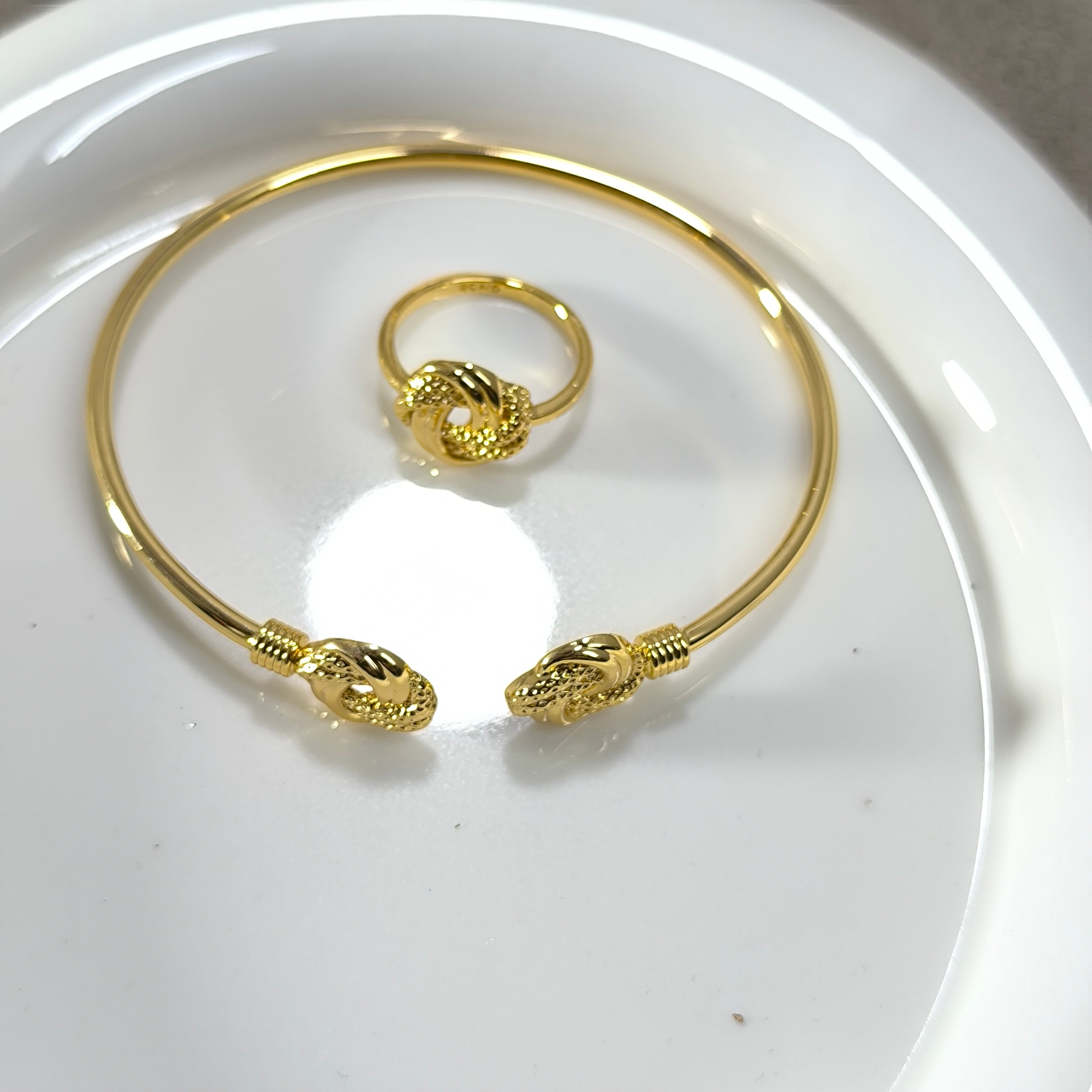 Parure Élégance Dorée – Bracelet Jonc & Bague Nœud Chic