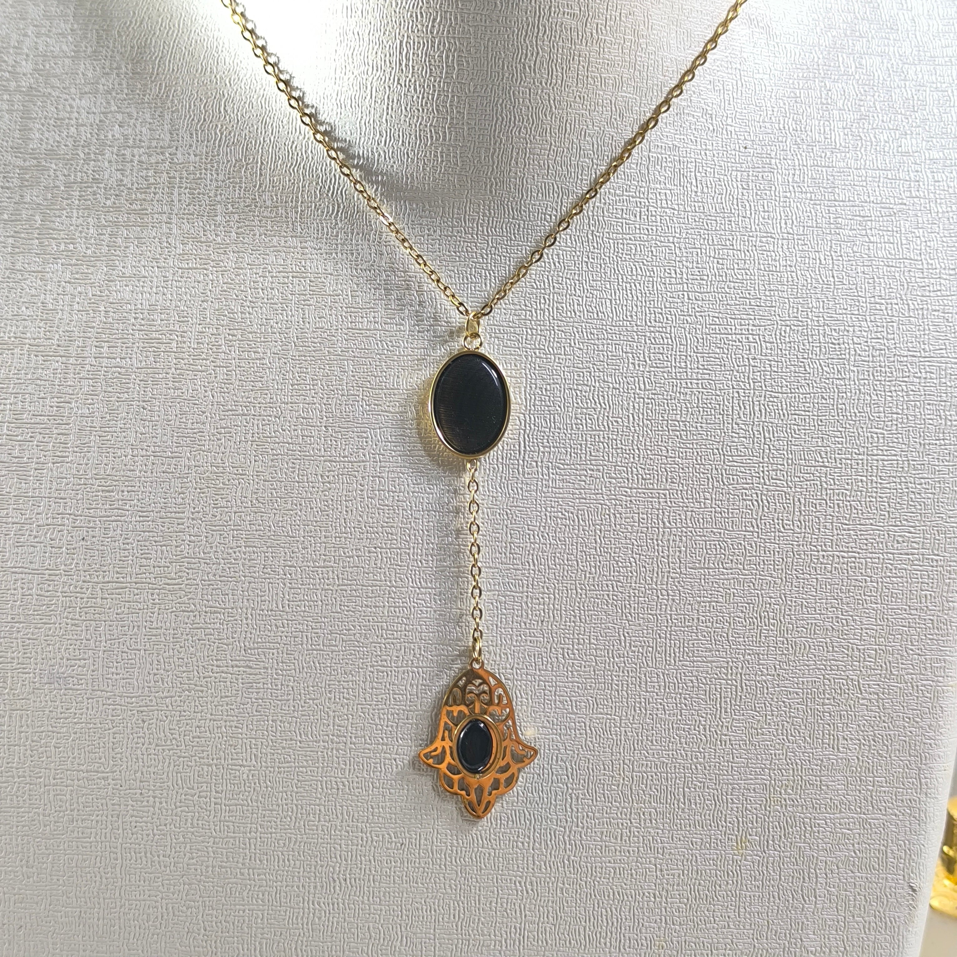 Collier Élégant Doré avec Pierre Noire & Pendentif Main de Fatma