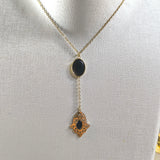 Collier Élégant Doré avec Pierre Noire & Pendentif Main de Fatma
