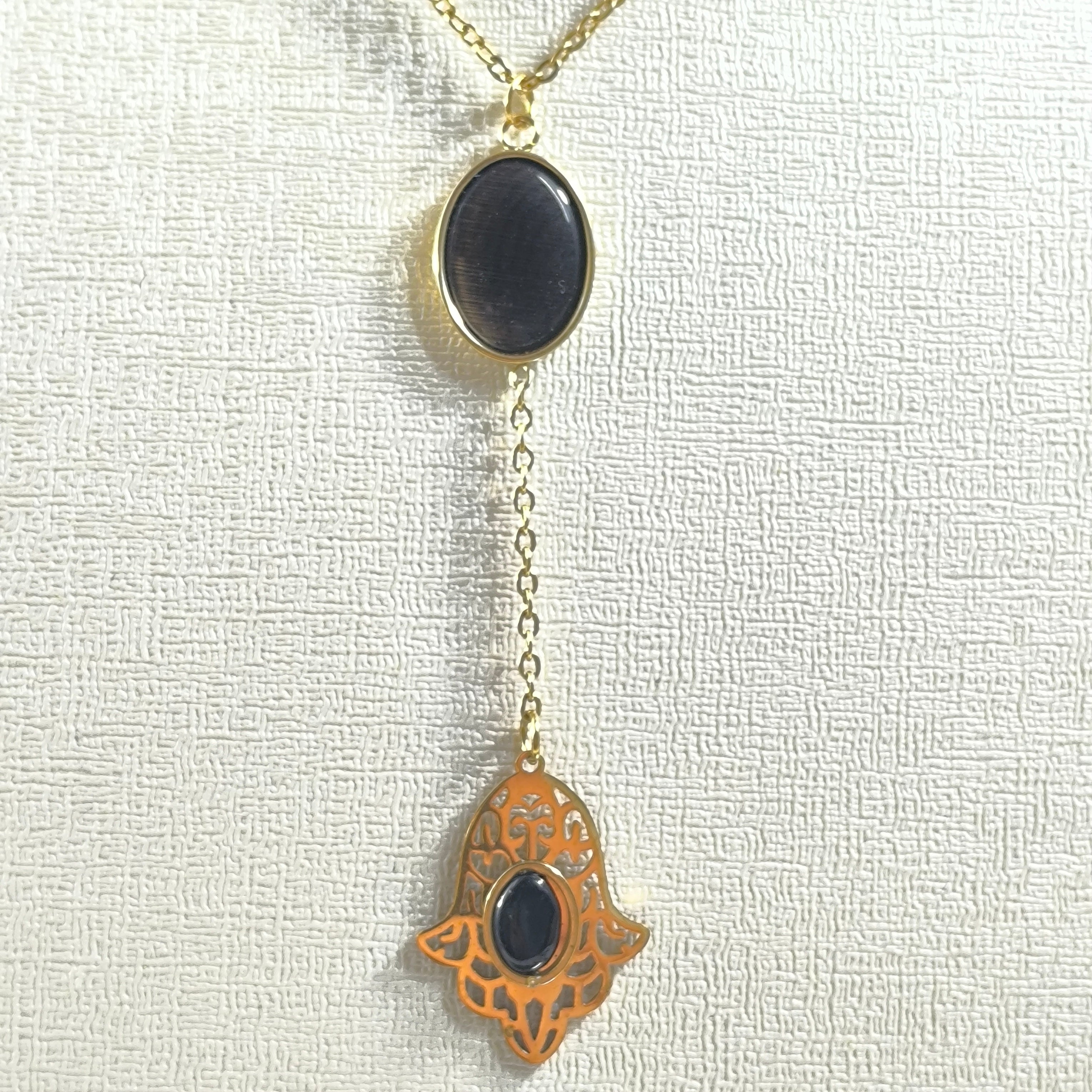 Collier Élégant Doré avec Pierre Noire & Pendentif Main de Fatma