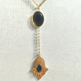 Collier Élégant Doré avec Pierre Noire & Pendentif Main de Fatma