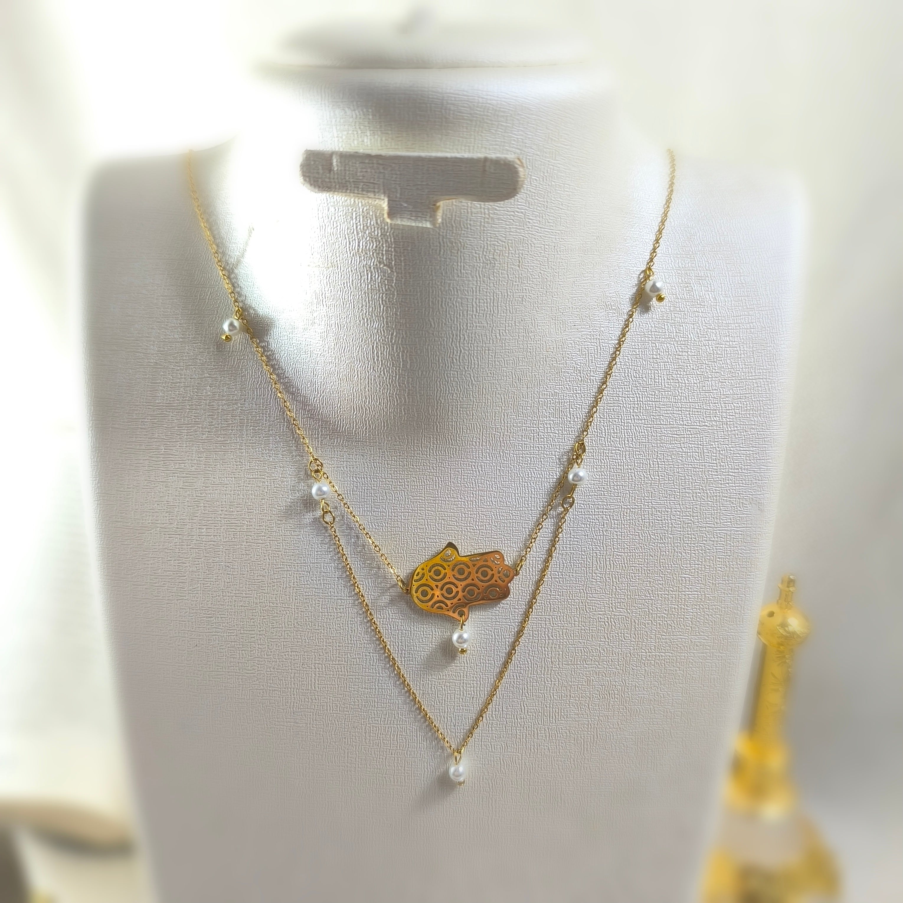 Collier Double Chaîne Doré avec Pendentif Poisson et Perles – Élégance Raffinée