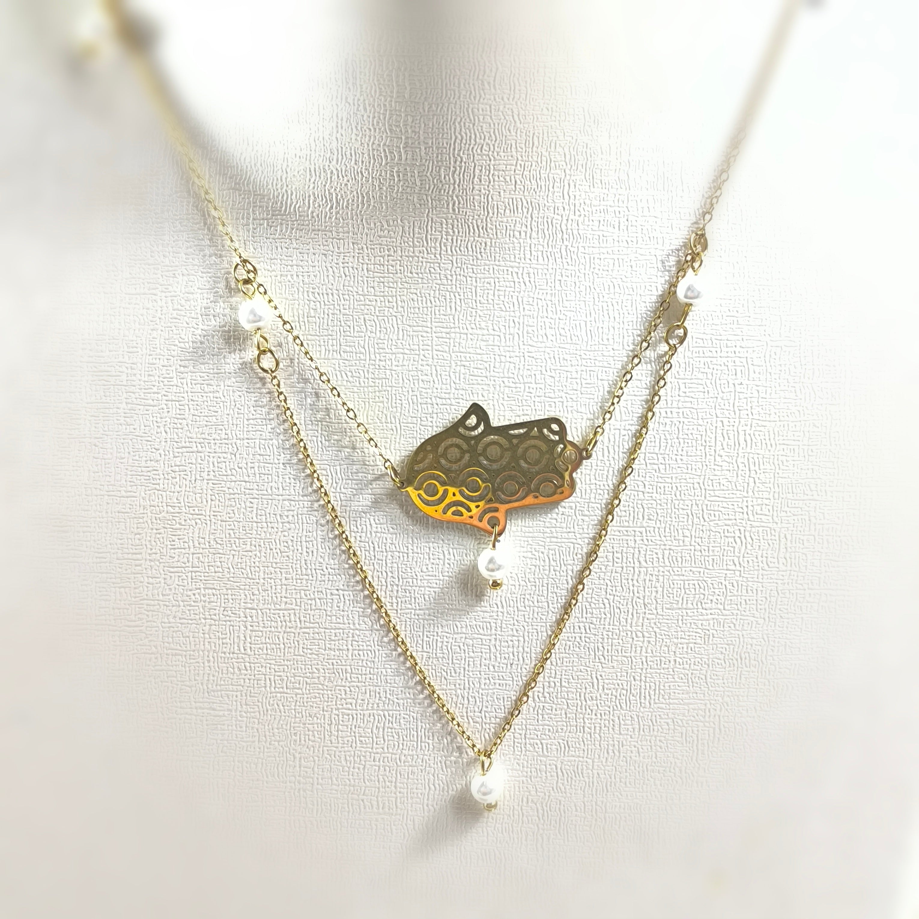 Collier Double Chaîne Doré avec Pendentif Poisson et Perles – Élégance Raffinée