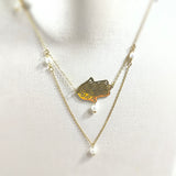 Collier Double Chaîne Doré avec Pendentif Poisson et Perles – Élégance Raffinée