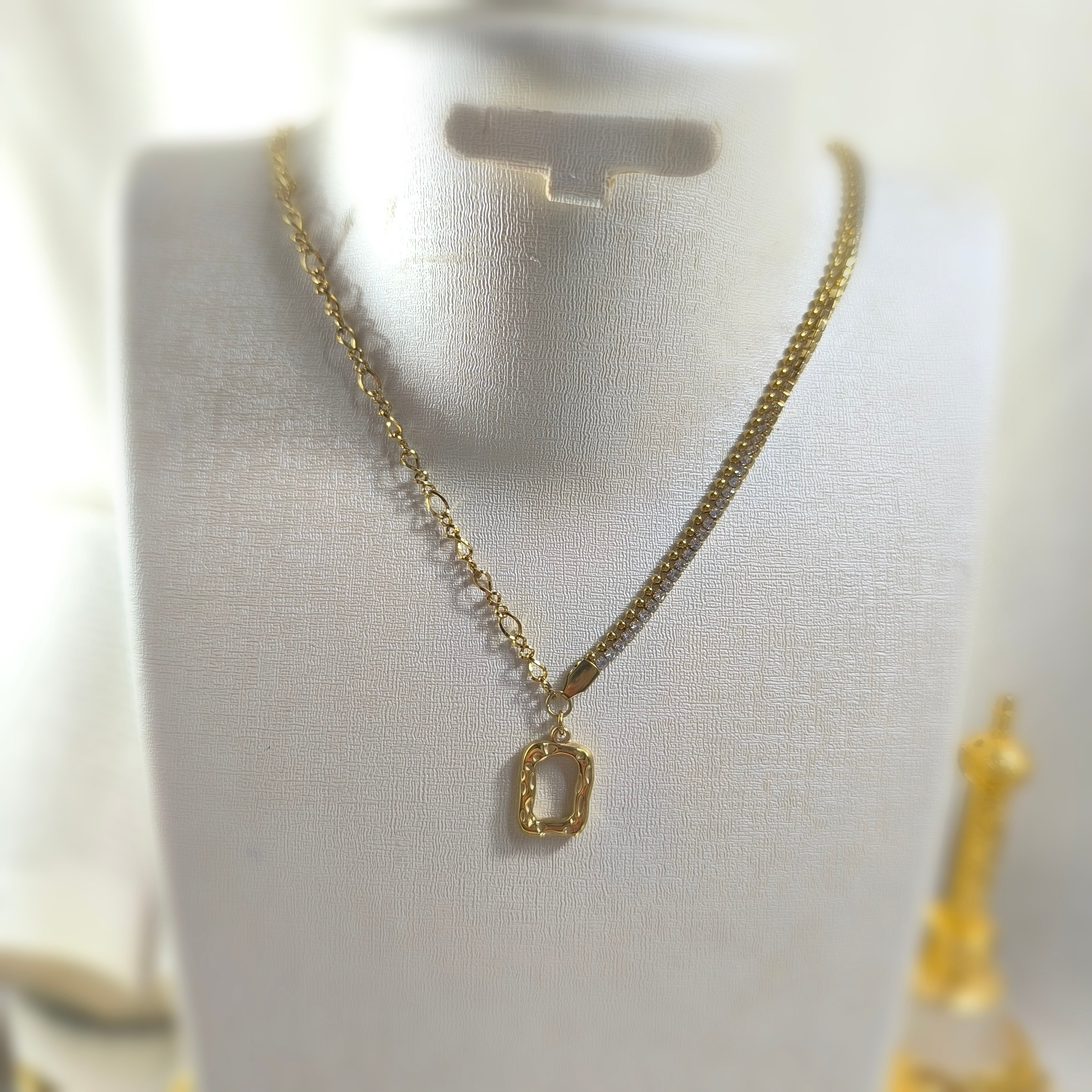 Collier Élégance Dorée – Pendentif Géométrique Raffiné