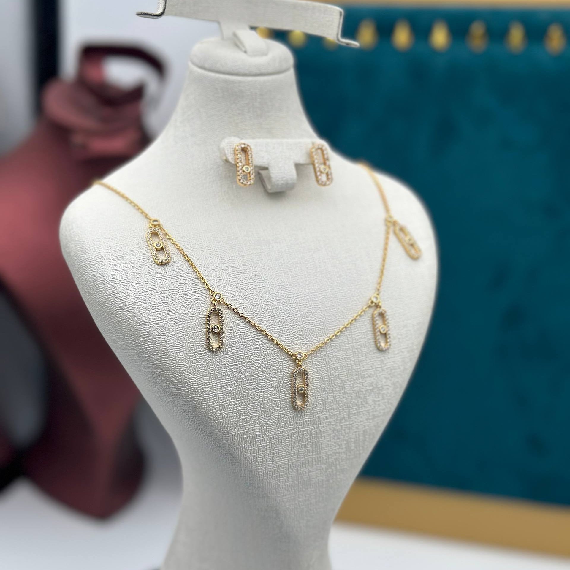 Parure 2 Pièces en Acier Inoxydable Doré – Collier & Boucles Élégantes