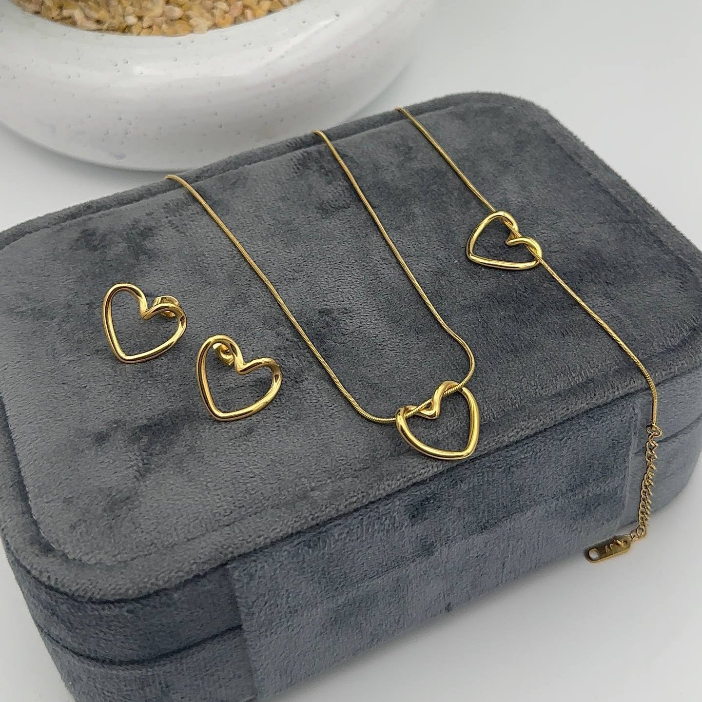 Parure Cœur Élégance – Bracelet, Chaîne & Boucles d’Oreilles en Acier Inoxydable Doré