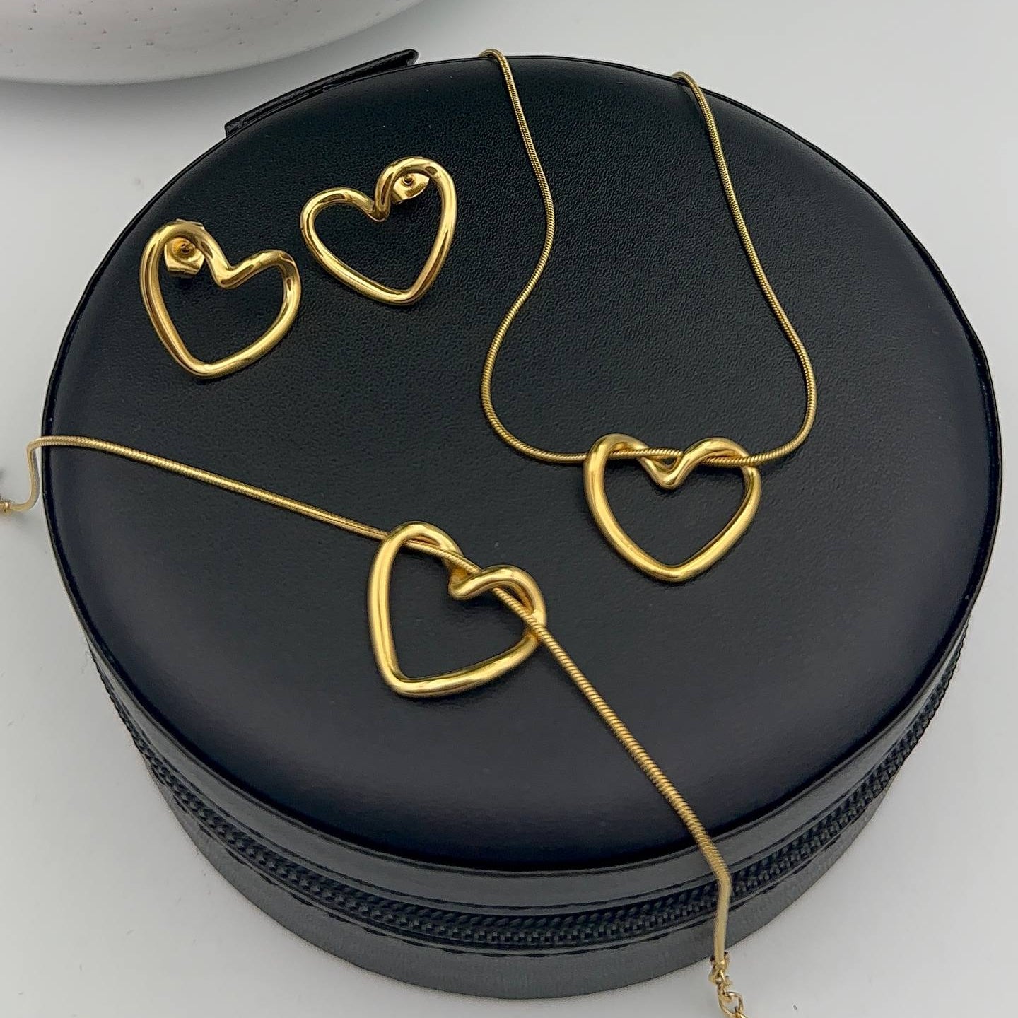 Parure Cœur Élégance – Bracelet, Chaîne & Boucles d’Oreilles en Acier Inoxydable Doré