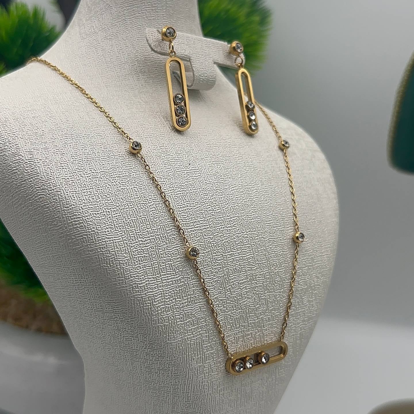 Parure Minimal Chic – Chaîne & Boucles d’Oreilles en Acier Inoxydable Doré avec Strass