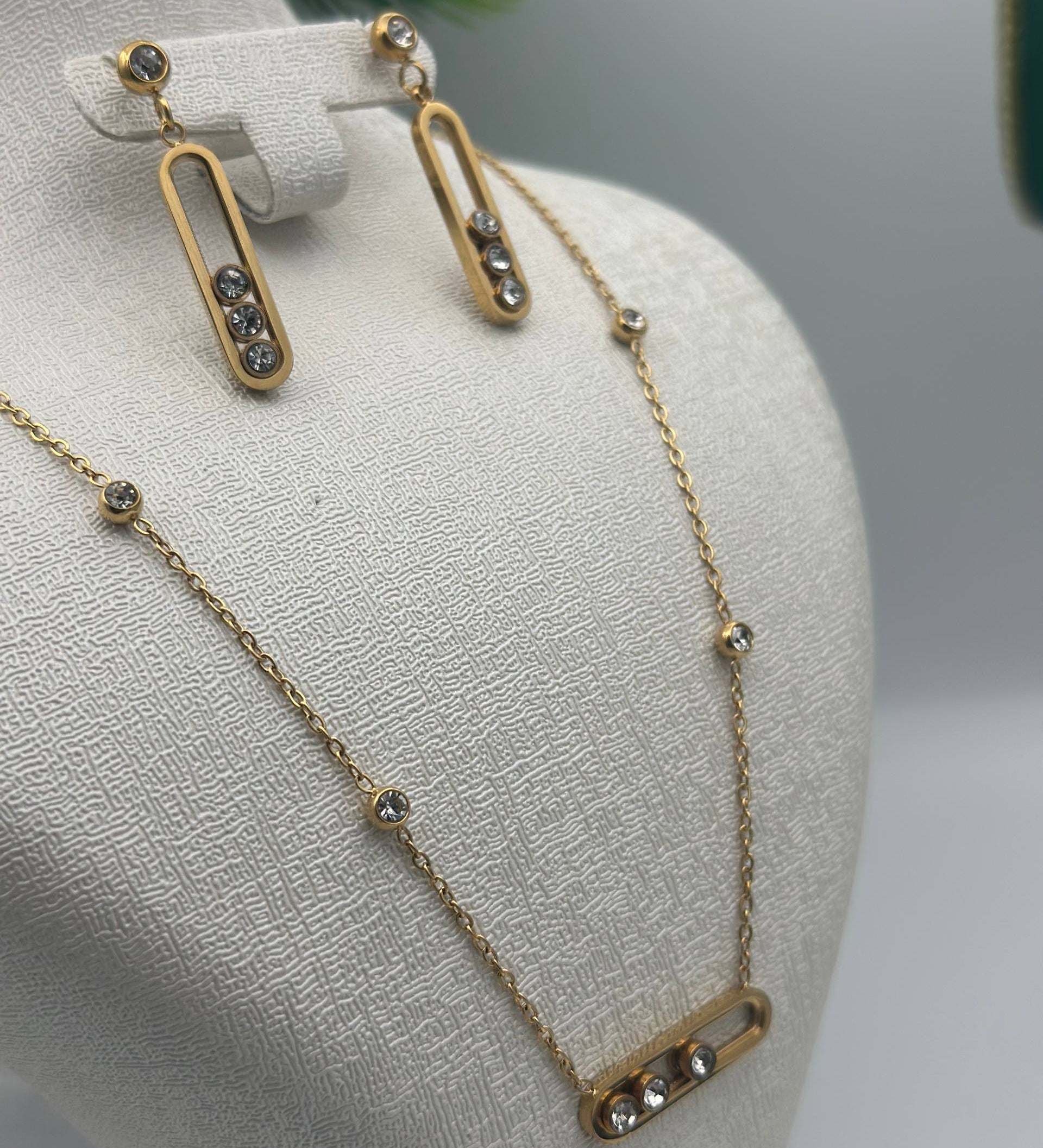 Parure Minimal Chic – Chaîne & Boucles d’Oreilles en Acier Inoxydable Doré avec Strass