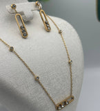 Parure Minimal Chic – Chaîne & Boucles d’Oreilles en Acier Inoxydable Doré avec Strass