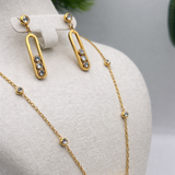 Parure Minimal Chic – Chaîne & Boucles d’Oreilles en Acier Inoxydable Doré avec Strass