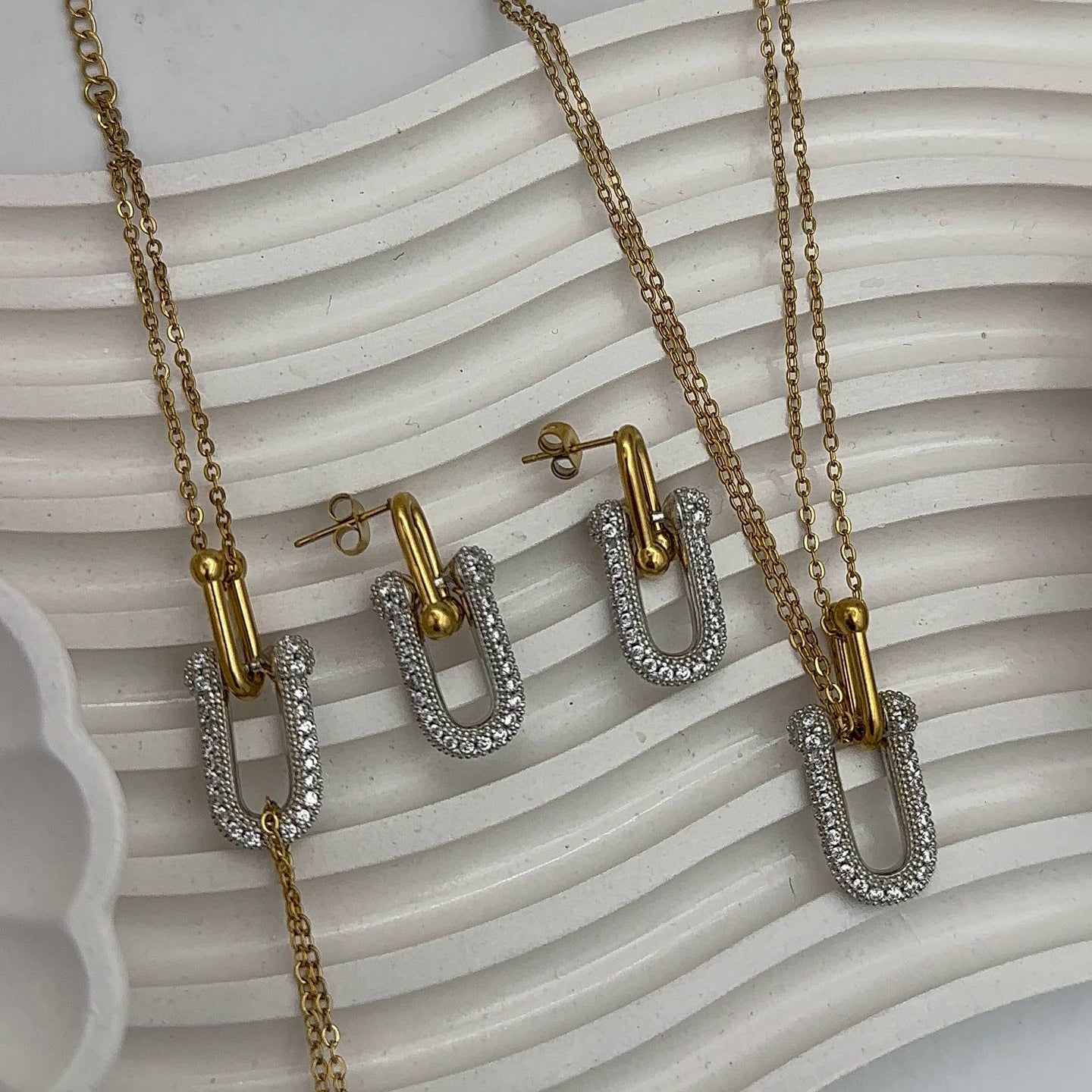 Parure Élégance Moderne – Bracelet, Chaîne & Boucles d’Oreilles en Acier Inoxydable Doré et Argenté